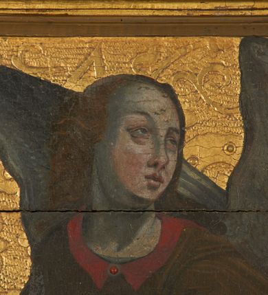 Zdjęcie nr 14: Predella ustawiona na niskim, profilowanym cokole, zamknięta profilowanym gzymsem, z wyodrębnionymi skrajnie dwoma pilastrami oraz tabernakulum po środku. Pilastry wypełnione tłoczonym w zaprawie i złoconym ornamentem okuciowym z kaboszonami i rautami, flankowane uszami w formie łuku półkolistego nadwieszonego z uskokiem. Drzwiczki tabernakulum w formie stojącego prostokąta, ujęte profilowaną ramą, w polu przedstawienie kielicha z hostią w glorii promienistej. W polach pomiędzy pilastrami a tabernakulum malowane przedstawienia aniołów z arma Christi przed parapetem, na złoconym i tłoczonym w zaprawie tle wypełnionym ornamentem roślinnym z elementami rozet, wici roślinnej i lilii heraldycznych. W lewej części półpostać anioła zwróconego w trzech czwartych w prawo, z uniesioną głową skierowaną w przeciwną stronę. W prawej, uniesionej ręce trzyma trzcinę, lewą opuszczoną wskazuje na parapet, gdzie leżą korona cierniowa, łańcuchy i sznur. Anioł ma owalną twarz, o wąskich, migdałowatych oczach skierowanych w górę, wąskim nosie i pełnych, rozchylonych ustach, okoloną rozwianymi, jasnobrązowymi włosami, sięgającymi ramion. Ubrany jest w szarą szatę spodnią z długimi, wąskimi rękawami i zieloną szatę wierzchnią z szerokimi rękawami i czerwonym kołnierzykiem. Skrzydła ma duże, złożone. W prawej części półpostać anioła ukazanego frontalnie z głową skierowaną w prawo. Lewą ugiętą ręką przytrzymuje włócznię, w dłoni trzyma sznur oraz palcem wskazuje na parapet, na którym leży nóż, prawą ręka trzyma sakwę pieniędzy leżącą na parapecie. Twarz ma owalną, o wąskich, migdałowatych oczach, prostym nosie i pełnych ustach, okoloną falowanymi włosami, sięgającymi ramion. Anioł ubrany jest w biało-szarą szatę spodnią o wąskich rękawach oraz ciemnoróżowy płaszcz skrzyżowany na piersi. Skrzydła duże, złożone.