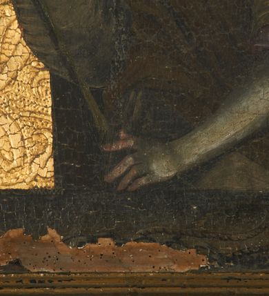 Zdjęcie nr 8: Predella ustawiona na niskim, profilowanym cokole, zamknięta profilowanym gzymsem, z wyodrębnionymi skrajnie dwoma pilastrami oraz tabernakulum po środku. Pilastry wypełnione tłoczonym w zaprawie i złoconym ornamentem okuciowym z kaboszonami i rautami, flankowane uszami w formie łuku półkolistego nadwieszonego z uskokiem. Drzwiczki tabernakulum w formie stojącego prostokąta, ujęte profilowaną ramą, w polu przedstawienie kielicha z hostią w glorii promienistej. W polach pomiędzy pilastrami a tabernakulum malowane przedstawienia aniołów z arma Christi przed parapetem, na złoconym i tłoczonym w zaprawie tle wypełnionym ornamentem roślinnym z elementami rozet, wici roślinnej i lilii heraldycznych. W lewej części półpostać anioła zwróconego w trzech czwartych w prawo, z uniesioną głową skierowaną w przeciwną stronę. W prawej, uniesionej ręce trzyma trzcinę, lewą opuszczoną wskazuje na parapet, gdzie leżą korona cierniowa, łańcuchy i sznur. Anioł ma owalną twarz, o wąskich, migdałowatych oczach skierowanych w górę, wąskim nosie i pełnych, rozchylonych ustach, okoloną rozwianymi, jasnobrązowymi włosami, sięgającymi ramion. Ubrany jest w szarą szatę spodnią z długimi, wąskimi rękawami i zieloną szatę wierzchnią z szerokimi rękawami i czerwonym kołnierzykiem. Skrzydła ma duże, złożone. W prawej części półpostać anioła ukazanego frontalnie z głową skierowaną w prawo. Lewą ugiętą ręką przytrzymuje włócznię, w dłoni trzyma sznur oraz palcem wskazuje na parapet, na którym leży nóż, prawą ręka trzyma sakwę pieniędzy leżącą na parapecie. Twarz ma owalną, o wąskich, migdałowatych oczach, prostym nosie i pełnych ustach, okoloną falowanymi włosami, sięgającymi ramion. Anioł ubrany jest w biało-szarą szatę spodnią o wąskich rękawach oraz ciemnoróżowy płaszcz skrzyżowany na piersi. Skrzydła duże, złożone.