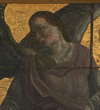 Zdjęcie nr 5: Predella ustawiona na niskim, profilowanym cokole, zamknięta profilowanym gzymsem, z wyodrębnionymi skrajnie dwoma pilastrami oraz tabernakulum po środku. Pilastry wypełnione tłoczonym w zaprawie i złoconym ornamentem okuciowym z kaboszonami i rautami, flankowane uszami w formie łuku półkolistego nadwieszonego z uskokiem. Drzwiczki tabernakulum w formie stojącego prostokąta, ujęte profilowaną ramą, w polu przedstawienie kielicha z hostią w glorii promienistej. W polach pomiędzy pilastrami a tabernakulum malowane przedstawienia aniołów z arma Christi przed parapetem, na złoconym i tłoczonym w zaprawie tle wypełnionym ornamentem roślinnym z elementami rozet, wici roślinnej i lilii heraldycznych. W lewej części półpostać anioła zwróconego w trzech czwartych w prawo, z uniesioną głową skierowaną w przeciwną stronę. W prawej, uniesionej ręce trzyma trzcinę, lewą opuszczoną wskazuje na parapet, gdzie leżą korona cierniowa, łańcuchy i sznur. Anioł ma owalną twarz, o wąskich, migdałowatych oczach skierowanych w górę, wąskim nosie i pełnych, rozchylonych ustach, okoloną rozwianymi, jasnobrązowymi włosami, sięgającymi ramion. Ubrany jest w szarą szatę spodnią z długimi, wąskimi rękawami i zieloną szatę wierzchnią z szerokimi rękawami i czerwonym kołnierzykiem. Skrzydła ma duże, złożone. W prawej części półpostać anioła ukazanego frontalnie z głową skierowaną w prawo. Lewą ugiętą ręką przytrzymuje włócznię, w dłoni trzyma sznur oraz palcem wskazuje na parapet, na którym leży nóż, prawą ręka trzyma sakwę pieniędzy leżącą na parapecie. Twarz ma owalną, o wąskich, migdałowatych oczach, prostym nosie i pełnych ustach, okoloną falowanymi włosami, sięgającymi ramion. Anioł ubrany jest w biało-szarą szatę spodnią o wąskich rękawach oraz ciemnoróżowy płaszcz skrzyżowany na piersi. Skrzydła duże, złożone.