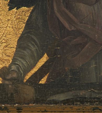 Zdjęcie nr 7: Predella ustawiona na niskim, profilowanym cokole, zamknięta profilowanym gzymsem, z wyodrębnionymi skrajnie dwoma pilastrami oraz tabernakulum po środku. Pilastry wypełnione tłoczonym w zaprawie i złoconym ornamentem okuciowym z kaboszonami i rautami, flankowane uszami w formie łuku półkolistego nadwieszonego z uskokiem. Drzwiczki tabernakulum w formie stojącego prostokąta, ujęte profilowaną ramą, w polu przedstawienie kielicha z hostią w glorii promienistej. W polach pomiędzy pilastrami a tabernakulum malowane przedstawienia aniołów z arma Christi przed parapetem, na złoconym i tłoczonym w zaprawie tle wypełnionym ornamentem roślinnym z elementami rozet, wici roślinnej i lilii heraldycznych. W lewej części półpostać anioła zwróconego w trzech czwartych w prawo, z uniesioną głową skierowaną w przeciwną stronę. W prawej, uniesionej ręce trzyma trzcinę, lewą opuszczoną wskazuje na parapet, gdzie leżą korona cierniowa, łańcuchy i sznur. Anioł ma owalną twarz, o wąskich, migdałowatych oczach skierowanych w górę, wąskim nosie i pełnych, rozchylonych ustach, okoloną rozwianymi, jasnobrązowymi włosami, sięgającymi ramion. Ubrany jest w szarą szatę spodnią z długimi, wąskimi rękawami i zieloną szatę wierzchnią z szerokimi rękawami i czerwonym kołnierzykiem. Skrzydła ma duże, złożone. W prawej części półpostać anioła ukazanego frontalnie z głową skierowaną w prawo. Lewą ugiętą ręką przytrzymuje włócznię, w dłoni trzyma sznur oraz palcem wskazuje na parapet, na którym leży nóż, prawą ręka trzyma sakwę pieniędzy leżącą na parapecie. Twarz ma owalną, o wąskich, migdałowatych oczach, prostym nosie i pełnych ustach, okoloną falowanymi włosami, sięgającymi ramion. Anioł ubrany jest w biało-szarą szatę spodnią o wąskich rękawach oraz ciemnoróżowy płaszcz skrzyżowany na piersi. Skrzydła duże, złożone.