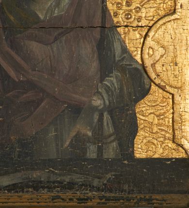 Zdjęcie nr 6: Predella ustawiona na niskim, profilowanym cokole, zamknięta profilowanym gzymsem, z wyodrębnionymi skrajnie dwoma pilastrami oraz tabernakulum po środku. Pilastry wypełnione tłoczonym w zaprawie i złoconym ornamentem okuciowym z kaboszonami i rautami, flankowane uszami w formie łuku półkolistego nadwieszonego z uskokiem. Drzwiczki tabernakulum w formie stojącego prostokąta, ujęte profilowaną ramą, w polu przedstawienie kielicha z hostią w glorii promienistej. W polach pomiędzy pilastrami a tabernakulum malowane przedstawienia aniołów z arma Christi przed parapetem, na złoconym i tłoczonym w zaprawie tle wypełnionym ornamentem roślinnym z elementami rozet, wici roślinnej i lilii heraldycznych. W lewej części półpostać anioła zwróconego w trzech czwartych w prawo, z uniesioną głową skierowaną w przeciwną stronę. W prawej, uniesionej ręce trzyma trzcinę, lewą opuszczoną wskazuje na parapet, gdzie leżą korona cierniowa, łańcuchy i sznur. Anioł ma owalną twarz, o wąskich, migdałowatych oczach skierowanych w górę, wąskim nosie i pełnych, rozchylonych ustach, okoloną rozwianymi, jasnobrązowymi włosami, sięgającymi ramion. Ubrany jest w szarą szatę spodnią z długimi, wąskimi rękawami i zieloną szatę wierzchnią z szerokimi rękawami i czerwonym kołnierzykiem. Skrzydła ma duże, złożone. W prawej części półpostać anioła ukazanego frontalnie z głową skierowaną w prawo. Lewą ugiętą ręką przytrzymuje włócznię, w dłoni trzyma sznur oraz palcem wskazuje na parapet, na którym leży nóż, prawą ręka trzyma sakwę pieniędzy leżącą na parapecie. Twarz ma owalną, o wąskich, migdałowatych oczach, prostym nosie i pełnych ustach, okoloną falowanymi włosami, sięgającymi ramion. Anioł ubrany jest w biało-szarą szatę spodnią o wąskich rękawach oraz ciemnoróżowy płaszcz skrzyżowany na piersi. Skrzydła duże, złożone.