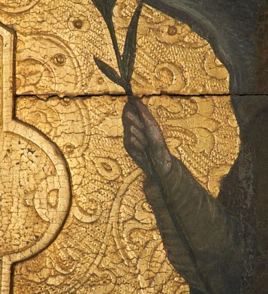 Zdjęcie nr 16: Predella ustawiona na niskim, profilowanym cokole, zamknięta profilowanym gzymsem, z wyodrębnionymi skrajnie dwoma pilastrami oraz tabernakulum po środku. Pilastry wypełnione tłoczonym w zaprawie i złoconym ornamentem okuciowym z kaboszonami i rautami, flankowane uszami w formie łuku półkolistego nadwieszonego z uskokiem. Drzwiczki tabernakulum w formie stojącego prostokąta, ujęte profilowaną ramą, w polu przedstawienie kielicha z hostią w glorii promienistej. W polach pomiędzy pilastrami a tabernakulum malowane przedstawienia aniołów z arma Christi przed parapetem, na złoconym i tłoczonym w zaprawie tle wypełnionym ornamentem roślinnym z elementami rozet, wici roślinnej i lilii heraldycznych. W lewej części półpostać anioła zwróconego w trzech czwartych w prawo, z uniesioną głową skierowaną w przeciwną stronę. W prawej, uniesionej ręce trzyma trzcinę, lewą opuszczoną wskazuje na parapet, gdzie leżą korona cierniowa, łańcuchy i sznur. Anioł ma owalną twarz, o wąskich, migdałowatych oczach skierowanych w górę, wąskim nosie i pełnych, rozchylonych ustach, okoloną rozwianymi, jasnobrązowymi włosami, sięgającymi ramion. Ubrany jest w szarą szatę spodnią z długimi, wąskimi rękawami i zieloną szatę wierzchnią z szerokimi rękawami i czerwonym kołnierzykiem. Skrzydła ma duże, złożone. W prawej części półpostać anioła ukazanego frontalnie z głową skierowaną w prawo. Lewą ugiętą ręką przytrzymuje włócznię, w dłoni trzyma sznur oraz palcem wskazuje na parapet, na którym leży nóż, prawą ręka trzyma sakwę pieniędzy leżącą na parapecie. Twarz ma owalną, o wąskich, migdałowatych oczach, prostym nosie i pełnych ustach, okoloną falowanymi włosami, sięgającymi ramion. Anioł ubrany jest w biało-szarą szatę spodnią o wąskich rękawach oraz ciemnoróżowy płaszcz skrzyżowany na piersi. Skrzydła duże, złożone.