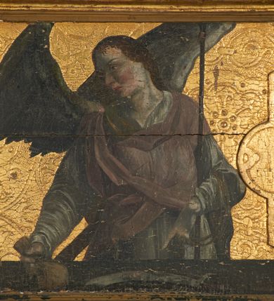 Zdjęcie nr 18: Predella ustawiona na niskim, profilowanym cokole, zamknięta profilowanym gzymsem, z wyodrębnionymi skrajnie dwoma pilastrami oraz tabernakulum po środku. Pilastry wypełnione tłoczonym w zaprawie i złoconym ornamentem okuciowym z kaboszonami i rautami, flankowane uszami w formie łuku półkolistego nadwieszonego z uskokiem. Drzwiczki tabernakulum w formie stojącego prostokąta, ujęte profilowaną ramą, w polu przedstawienie kielicha z hostią w glorii promienistej. W polach pomiędzy pilastrami a tabernakulum malowane przedstawienia aniołów z arma Christi przed parapetem, na złoconym i tłoczonym w zaprawie tle wypełnionym ornamentem roślinnym z elementami rozet, wici roślinnej i lilii heraldycznych. W lewej części półpostać anioła zwróconego w trzech czwartych w prawo, z uniesioną głową skierowaną w przeciwną stronę. W prawej, uniesionej ręce trzyma trzcinę, lewą opuszczoną wskazuje na parapet, gdzie leżą korona cierniowa, łańcuchy i sznur. Anioł ma owalną twarz, o wąskich, migdałowatych oczach skierowanych w górę, wąskim nosie i pełnych, rozchylonych ustach, okoloną rozwianymi, jasnobrązowymi włosami, sięgającymi ramion. Ubrany jest w szarą szatę spodnią z długimi, wąskimi rękawami i zieloną szatę wierzchnią z szerokimi rękawami i czerwonym kołnierzykiem. Skrzydła ma duże, złożone. W prawej części półpostać anioła ukazanego frontalnie z głową skierowaną w prawo. Lewą ugiętą ręką przytrzymuje włócznię, w dłoni trzyma sznur oraz palcem wskazuje na parapet, na którym leży nóż, prawą ręka trzyma sakwę pieniędzy leżącą na parapecie. Twarz ma owalną, o wąskich, migdałowatych oczach, prostym nosie i pełnych ustach, okoloną falowanymi włosami, sięgającymi ramion. Anioł ubrany jest w biało-szarą szatę spodnią o wąskich rękawach oraz ciemnoróżowy płaszcz skrzyżowany na piersi. Skrzydła duże, złożone.