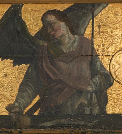 Zdjęcie nr 19: Predella ustawiona na niskim, profilowanym cokole, zamknięta profilowanym gzymsem, z wyodrębnionymi skrajnie dwoma pilastrami oraz tabernakulum po środku. Pilastry wypełnione tłoczonym w zaprawie i złoconym ornamentem okuciowym z kaboszonami i rautami, flankowane uszami w formie łuku półkolistego nadwieszonego z uskokiem. Drzwiczki tabernakulum w formie stojącego prostokąta, ujęte profilowaną ramą, w polu przedstawienie kielicha z hostią w glorii promienistej. W polach pomiędzy pilastrami a tabernakulum malowane przedstawienia aniołów z arma Christi przed parapetem, na złoconym i tłoczonym w zaprawie tle wypełnionym ornamentem roślinnym z elementami rozet, wici roślinnej i lilii heraldycznych. W lewej części półpostać anioła zwróconego w trzech czwartych w prawo, z uniesioną głową skierowaną w przeciwną stronę. W prawej, uniesionej ręce trzyma trzcinę, lewą opuszczoną wskazuje na parapet, gdzie leżą korona cierniowa, łańcuchy i sznur. Anioł ma owalną twarz, o wąskich, migdałowatych oczach skierowanych w górę, wąskim nosie i pełnych, rozchylonych ustach, okoloną rozwianymi, jasnobrązowymi włosami, sięgającymi ramion. Ubrany jest w szarą szatę spodnią z długimi, wąskimi rękawami i zieloną szatę wierzchnią z szerokimi rękawami i czerwonym kołnierzykiem. Skrzydła ma duże, złożone. W prawej części półpostać anioła ukazanego frontalnie z głową skierowaną w prawo. Lewą ugiętą ręką przytrzymuje włócznię, w dłoni trzyma sznur oraz palcem wskazuje na parapet, na którym leży nóż, prawą ręka trzyma sakwę pieniędzy leżącą na parapecie. Twarz ma owalną, o wąskich, migdałowatych oczach, prostym nosie i pełnych ustach, okoloną falowanymi włosami, sięgającymi ramion. Anioł ubrany jest w biało-szarą szatę spodnią o wąskich rękawach oraz ciemnoróżowy płaszcz skrzyżowany na piersi. Skrzydła duże, złożone.