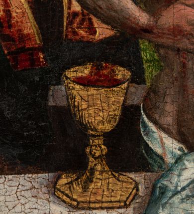 Zdjęcie nr 10: Obraz w kształcie stojącego prostokąta w złoconej ramie o profilowanych krawędziach, z dekoracją roślinną. Na obrazie przedstawiono Chrystusa w grobie i stojącą za grobem Matkę Boską. Chrystus ukazany do pasa, frontalnie, z perizonium na biodrach, opadającym na ściankę grobu. Ma lekko przegiętą w prawo głowę i spogląda na Marię. Jego twarz jest pociągła, nos długi, oczy otwarte, usta wąskie. Na głowie ma długie włosy opadające na ramiona i zieloną koronę cierniową. Twarz okala krótka, brązowa broda. Wokół głowy aureola z promieni obwiedziona nimbem. Jego ręce są ułożone na wysokości klatki piersiowej, wskazują na ranę w boku, z którego tryska krew do położonego na grobie kielicha. Matka Boska ukazana w trzech czwartych, zwrócona w kierunku Jezusa, z rękami złożonymi do modlitwy. Jest ubrana w czerwoną suknię i czarny płaszcz oraz białą podwikę – chustę okalającą głowę i szyję. Jej twarz o ostrych krawędziach wyróżnia długi nos, szeroko otwarte oczy i wąskie, pełne usta. Grób Chrystusa ukazany od góry, w skrócie perspektywicznym, z przednią ścianką ozdobioną ślepymi maswerkami. Tło podzielone na dwie strefy: dolną, z zieloną tkaniną i górną, złoconą, z tłoczonymi gałązkami z liśćmi i kwiatami.   