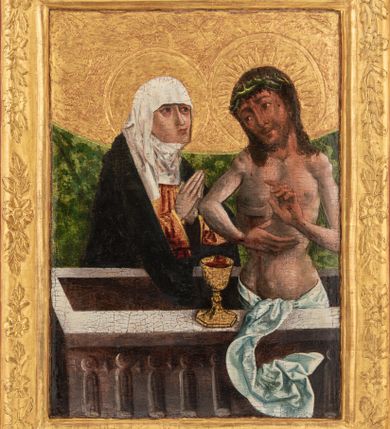 Zdjęcie nr 1: Obraz w kształcie stojącego prostokąta w złoconej ramie o profilowanych krawędziach, z dekoracją roślinną. Na obrazie przedstawiono Chrystusa w grobie i stojącą za grobem Matkę Boską. Chrystus ukazany do pasa, frontalnie, z perizonium na biodrach, opadającym na ściankę grobu. Ma lekko przegiętą w prawo głowę i spogląda na Marię. Jego twarz jest pociągła, nos długi, oczy otwarte, usta wąskie. Na głowie ma długie włosy opadające na ramiona i zieloną koronę cierniową. Twarz okala krótka, brązowa broda. Wokół głowy aureola z promieni obwiedziona nimbem. Jego ręce są ułożone na wysokości klatki piersiowej, wskazują na ranę w boku, z którego tryska krew do położonego na grobie kielicha. Matka Boska ukazana w trzech czwartych, zwrócona w kierunku Jezusa, z rękami złożonymi do modlitwy. Jest ubrana w czerwoną suknię i czarny płaszcz oraz białą podwikę – chustę okalającą głowę i szyję. Jej twarz o ostrych krawędziach wyróżnia długi nos, szeroko otwarte oczy i wąskie, pełne usta. Grób Chrystusa ukazany od góry, w skrócie perspektywicznym, z przednią ścianką ozdobioną ślepymi maswerkami. Tło podzielone na dwie strefy: dolną, z zieloną tkaniną i górną, złoconą, z tłoczonymi gałązkami z liśćmi i kwiatami.   