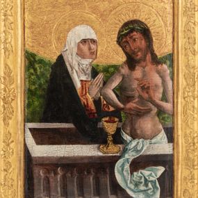 Zdjęcie nr 1: Obraz w kształcie stojącego prostokąta w złoconej ramie o profilowanych krawędziach, z dekoracją roślinną. Na obrazie przedstawiono Chrystusa w grobie i stojącą za grobem Matkę Boską. Chrystus ukazany do pasa, frontalnie, z perizonium na biodrach, opadającym na ściankę grobu. Ma lekko przegiętą w prawo głowę i spogląda na Marię. Jego twarz jest pociągła, nos długi, oczy otwarte, usta wąskie. Na głowie ma długie włosy opadające na ramiona i zieloną koronę cierniową. Twarz okala krótka, brązowa broda. Wokół głowy aureola z promieni obwiedziona nimbem. Jego ręce są ułożone na wysokości klatki piersiowej, wskazują na ranę w boku, z którego tryska krew do położonego na grobie kielicha. Matka Boska ukazana w trzech czwartych, zwrócona w kierunku Jezusa, z rękami złożonymi do modlitwy. Jest ubrana w czerwoną suknię i czarny płaszcz oraz białą podwikę – chustę okalającą głowę i szyję. Jej twarz o ostrych krawędziach wyróżnia długi nos, szeroko otwarte oczy i wąskie, pełne usta. Grób Chrystusa ukazany od góry, w skrócie perspektywicznym, z przednią ścianką ozdobioną ślepymi maswerkami. Tło podzielone na dwie strefy: dolną, z zieloną tkaniną i górną, złoconą, z tłoczonymi gałązkami z liśćmi i kwiatami.   