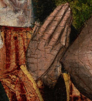 Zdjęcie nr 5: Obraz w kształcie stojącego prostokąta w złoconej ramie o profilowanych krawędziach, z dekoracją roślinną. Na obrazie przedstawiono Chrystusa w grobie i stojącą za grobem Matkę Boską. Chrystus ukazany do pasa, frontalnie, z perizonium na biodrach, opadającym na ściankę grobu. Ma lekko przegiętą w prawo głowę i spogląda na Marię. Jego twarz jest pociągła, nos długi, oczy otwarte, usta wąskie. Na głowie ma długie włosy opadające na ramiona i zieloną koronę cierniową. Twarz okala krótka, brązowa broda. Wokół głowy aureola z promieni obwiedziona nimbem. Jego ręce są ułożone na wysokości klatki piersiowej, wskazują na ranę w boku, z którego tryska krew do położonego na grobie kielicha. Matka Boska ukazana w trzech czwartych, zwrócona w kierunku Jezusa, z rękami złożonymi do modlitwy. Jest ubrana w czerwoną suknię i czarny płaszcz oraz białą podwikę – chustę okalającą głowę i szyję. Jej twarz o ostrych krawędziach wyróżnia długi nos, szeroko otwarte oczy i wąskie, pełne usta. Grób Chrystusa ukazany od góry, w skrócie perspektywicznym, z przednią ścianką ozdobioną ślepymi maswerkami. Tło podzielone na dwie strefy: dolną, z zieloną tkaniną i górną, złoconą, z tłoczonymi gałązkami z liśćmi i kwiatami.   