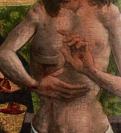 Zdjęcie nr 7: Obraz w kształcie stojącego prostokąta w złoconej ramie o profilowanych krawędziach, z dekoracją roślinną. Na obrazie przedstawiono Chrystusa w grobie i stojącą za grobem Matkę Boską. Chrystus ukazany do pasa, frontalnie, z perizonium na biodrach, opadającym na ściankę grobu. Ma lekko przegiętą w prawo głowę i spogląda na Marię. Jego twarz jest pociągła, nos długi, oczy otwarte, usta wąskie. Na głowie ma długie włosy opadające na ramiona i zieloną koronę cierniową. Twarz okala krótka, brązowa broda. Wokół głowy aureola z promieni obwiedziona nimbem. Jego ręce są ułożone na wysokości klatki piersiowej, wskazują na ranę w boku, z którego tryska krew do położonego na grobie kielicha. Matka Boska ukazana w trzech czwartych, zwrócona w kierunku Jezusa, z rękami złożonymi do modlitwy. Jest ubrana w czerwoną suknię i czarny płaszcz oraz białą podwikę – chustę okalającą głowę i szyję. Jej twarz o ostrych krawędziach wyróżnia długi nos, szeroko otwarte oczy i wąskie, pełne usta. Grób Chrystusa ukazany od góry, w skrócie perspektywicznym, z przednią ścianką ozdobioną ślepymi maswerkami. Tło podzielone na dwie strefy: dolną, z zieloną tkaniną i górną, złoconą, z tłoczonymi gałązkami z liśćmi i kwiatami.   