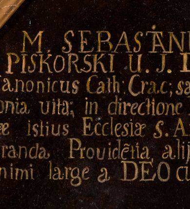 Zdjęcie nr 6: Obraz w kształcie stojącego owalu, w profilowanej, złoconej ramie, zwieńczonej od jej połowy ażurowym ornamentem roccaille&#039;owym. Na obrazie przedstawiony ksiądz Sebastian Piskorski, ujęty do kolan, w trzech czwartych, zwrócony w prawo, z prawą ręką spoczywającą na stoliku, w lewej trzyma chustę. Jest ubrany w białą komżę i czarny mucet obszyty czerwoną parurą, na który narzucona jest czerwona załoga (pelerynka) z białym kołnierzem. Jego twarz jest pociągła, nos długi, oczy otwarte, zwrócone wprost na widza, twarz okolona krótką brodą, włosy krótkie, nakryte czarną piuską. W lewej części obrazu napis „M(AGISTER) SEBASTANIUS / PISKORSKI U(TRIUSQUE) I(URIS) D(OCTOR) / Canonicus Cath(edralis) Crac(oviensis) sancti/monia vita; in directione Fa/bricae istius Ecclesiae S(antae) Annae / admiranda Provide(n)tia aliisq(ue) do/nis animi large a DEO cumulatus.” .