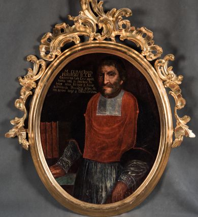 Zdjęcie nr 1: Obraz w kształcie stojącego owalu, w profilowanej, złoconej ramie, zwieńczonej od jej połowy ażurowym ornamentem roccaille'owym. Na obrazie przedstawiony ksiądz Sebastian Piskorski, ujęty do kolan, w trzech czwartych, zwrócony w prawo, z prawą ręką spoczywającą na stoliku, w lewej trzyma chustę. Jest ubrany w białą komżę i czarny mucet obszyty czerwoną parurą, na który narzucona jest czerwona załoga (pelerynka) z białym kołnierzem. Jego twarz jest pociągła, nos długi, oczy otwarte, zwrócone wprost na widza, twarz okolona krótką brodą, włosy krótkie, nakryte czarną piuską. W lewej części obrazu napis „M(AGISTER) SEBASTANIUS / PISKORSKI U(TRIUSQUE) I(URIS) D(OCTOR) / Canonicus Cath(edralis) Crac(oviensis) sancti/monia vita; in directione Fa/bricae istius Ecclesiae S(antae) Annae / admiranda Provide(n)tia aliisq(ue) do/nis animi large a DEO cumulatus.” .