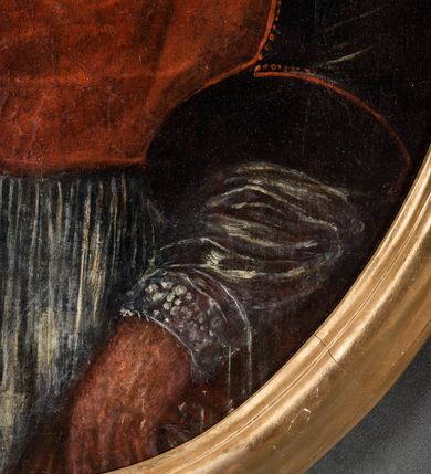 Zdjęcie nr 4: Obraz w kształcie stojącego owalu, w profilowanej, złoconej ramie, zwieńczonej od jej połowy ażurowym ornamentem roccaille'owym. Na obrazie przedstawiony ksiądz Sebastian Piskorski, ujęty do kolan, w trzech czwartych, zwrócony w prawo, z prawą ręką spoczywającą na stoliku, w lewej trzyma chustę. Jest ubrany w białą komżę i czarny mucet obszyty czerwoną parurą, na który narzucona jest czerwona załoga (pelerynka) z białym kołnierzem. Jego twarz jest pociągła, nos długi, oczy otwarte, zwrócone wprost na widza, twarz okolona krótką brodą, włosy krótkie, nakryte czarną piuską. W lewej części obrazu napis „M(AGISTER) SEBASTANIUS / PISKORSKI U(TRIUSQUE) I(URIS) D(OCTOR) / Canonicus Cath(edralis) Crac(oviensis) sancti/monia vita; in directione Fa/bricae istius Ecclesiae S(antae) Annae / admiranda Provide(n)tia aliisq(ue) do/nis animi large a DEO cumulatus.” .