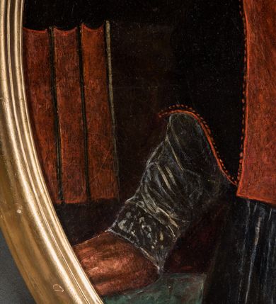 Zdjęcie nr 5: Obraz w kształcie stojącego owalu, w profilowanej, złoconej ramie, zwieńczonej od jej połowy ażurowym ornamentem roccaille'owym. Na obrazie przedstawiony ksiądz Sebastian Piskorski, ujęty do kolan, w trzech czwartych, zwrócony w prawo, z prawą ręką spoczywającą na stoliku, w lewej trzyma chustę. Jest ubrany w białą komżę i czarny mucet obszyty czerwoną parurą, na który narzucona jest czerwona załoga (pelerynka) z białym kołnierzem. Jego twarz jest pociągła, nos długi, oczy otwarte, zwrócone wprost na widza, twarz okolona krótką brodą, włosy krótkie, nakryte czarną piuską. W lewej części obrazu napis „M(AGISTER) SEBASTANIUS / PISKORSKI U(TRIUSQUE) I(URIS) D(OCTOR) / Canonicus Cath(edralis) Crac(oviensis) sancti/monia vita; in directione Fa/bricae istius Ecclesiae S(antae) Annae / admiranda Provide(n)tia aliisq(ue) do/nis animi large a DEO cumulatus.” .