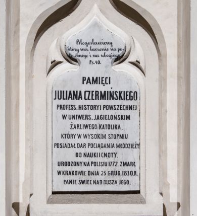 Zdjęcie nr 1: Epitafium w kształcie stojącego prostokąta zamkniętego łukiem w ośli grzbiet z krzyżem, wsparte na konsoli wpisanej w formę trójkąta zwróconego ku dołowi, o bokach profilowanych, lekko wklęsłych, z tarczą herbową. W polu tarczy nakrytej hełmem z koroną otwartą i klejnotem w postaci strusich piór znajduje się godło herbu Ramułt – pięć róż. W część środkową wpisany maswerk, w jego polu inskrypcja „Błogosławiony / który ma baczenie na po/trzebnego i na ubogiego / Ps. 40. / PAMIĘCI / JULIANA CZERMIŃSKIEGO / PROFESS(ORA) HISTORYI POWSZECHNEJ / W UNIWERS(YTECIE) JAGIELOŃSKIM / ŻARLIWEGO KATOLIKA, / KTÓRY W WYSOKIM STOPNIU / POSIADAŁ DAR POCIĄGANIA MŁODZIEŻY / DO NAUKI I CNOTY. / URODZONY NA POLISIU 1772. ZMARŁ / W KRAKOWIE DNIA 25 GRUD(NIA) 1830. R(OKU) / PANIE ŚWIEĆ NAD DUSZĄ JEGO.”
