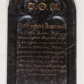 Zdjęcie nr 1: Epitafium w kształcie stojącego prostokąta zamkniętego łukiem w ośli grzbiet z krzyżem, wsparte na konsoli wpisanej w formę trójkąta zwróconego ku dołowi, o bokach profilowanych, lekko wklęsłych, z tarczą herbową. W część środkową wpisany maswerk powielający formę zwieńczenia, w polu inskrypcja „D(EO) O(PTIMO) M(AXIMO) / Wawrzyniec Domański / Med(ycyny) i Chir(urgii) Doktor, Profesor / Uniwersytetu Jagiellońskiego / w 54. r(oku) życia swego zmarł d(nia) 3. / Grudnia 1860. roku. _ W żalu /  pogrążona żona dobremu mężowi / i ojcu wraz z dwoma synami / Stanisławem i Janem / Kantym tę pamiątkę położyła / polecając duszę jego pobożnym / westch = nieniom.” 