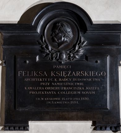 Zdjęcie nr 1: Epitafium w formie prostej tablicy z występami na narożach ozdobionymi łezkowaniem, zwieńczone łukiem półkolistym, nadwieszonym, wewnątrz którego popiersie zmarłego. Mężczyzna jest ukazany z lewego profilu, o włosach zaczesanych do tyłu, z gęstymi, długimi wąsami. Dolną część medalionu ujmują liście lauru spięte tarczą z karbowanymi wstęgami i owalnym, wypukłym polem z cyrklem i trójkątem. Poniżej tablica z dwoma guzami i inskrypcją "PAMIĘCI / FELIKSA KSIĘŻARSKIEGO / ARCHITEKTY I C(ESARSKO) K(RÓLEWSKIEGO) RADCY BUDOWNICTWA / PRZY NAMIESTNICTWIE / KAWALERA ORDERU FRANCISZKA JÓZEFA / PROJEKTANTA COLLEGIUM NOVUM / UR(ODZONEGO) W KRAKOWIE 14. STYCZNIA 1820. / ZM(ARŁEGO) 8. KWIETNIA 1884". W prawym dolnym rogu sygnatura "W(ładysław) Chrośnikiewicz". Druga sygnatura na szyi w popiersiu "MOD(ELOWAŁ) Przebindowski / ODL(EWAŁ) Kopaczyński / Kraków". 