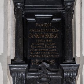 Zdjęcie nr 1: Epitafium wsparte na dwóch kanelowanych konsolach i wysokiej profilowanej podstawie, zbudowane z toskańskich pilastrów i stojących przed nimi kolumn, dźwigających belkowanie o wyłamanym ponad nimi architrawem i fryzem oraz prostym gzymsem. Nad nim dwie stykające się woluty podtrzymują krzyż o ramionach zakończonych trójlistnie. W dolnej części tarcza o wciętych w górnej części pobocznicach z wypukłym godłem herbu Jastrzębiec. Nad tarczą korona otwarta i klejnot w postaci jastrzębia z godłem w prawym szponie. W polu środkowym inskrypcja „PAMIĘCI / JÓZEFA EMANUELA / JANKOWSKIEGO / OBOJGA PRAW / I FILOZOFII DOKTORA / PROFESORA FILOZOFII / W UNIWERSYTECIE JAGIEL(LOŃSKIM) / CZŁONKA TOWARZYSTWA / NAUKOWEGO KRAKOWSKIEGO / * W PRUSIECH W 1790. / + W KRAKOWIE 1847.”
