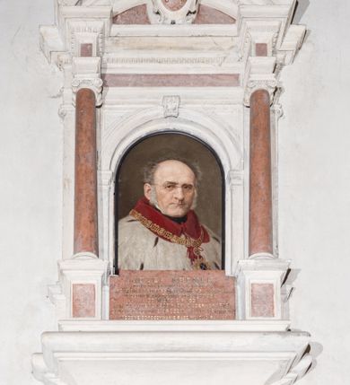 Zdjęcie nr 1: Epitafium osadzone na profilowanym cokole, zwężającym się ku dołowi, z dwiema przylegającymi do siebie, ulistnionymi wolutami, zostało wykonane w typie łuku triumfalnego, ujętego pilastrami i stojącymi przed nimi kolumnami jońskimi, dźwigającymi belkowanie wyłamujące się ponad nimi i przyczółek w formie łuku odcinkowego. W przyczółku owalny kartusz z herbem Uniwersytetu Jagiellońskiego, nad przyczółkiem krzyż. W polu środkowym wnęka prostokątna zamknięta półkoliście z malowanym portretem zmarłego. Mężczyzna ukazany w popiersiu, w trzech czwartych, z głową zwróconą niemal frontalnie. Ubrany w rektorską togę z gronostajowym kołnierzem, z łańcuchem uniwersyteckim. Twarz o wyraźnych rysach, szeroka, z dużym nosem, wąskimi ustami, w okularach, z wysoką łysiną i siwymi bokobrodami. Pod portretem tablica z inskrypcją „JÓZEF KREMER / DOKTOR PRAWA I FILOZOFII / REKTOR I PROFESOR UNIWERS(YTETU) JAGIELL(OŃSKIEGO) / CZŁONEK AKADEMII UMIEJĘTNOŚCI / ŻOŁNIERZ Z R(OKU) 1831. / UR(ODZONY) 22 LUTEGO 1805 R(OKU). ZM(ARŁ) 2 CZERWCA 1875 / SŁUŻYŁ OJCZYŹNIE ORĘŻEM, NAUKĄ I PIÓREM. / WIECZNE ODPOCZYWANIE RACZ MU DAĆ PANIE”.   
