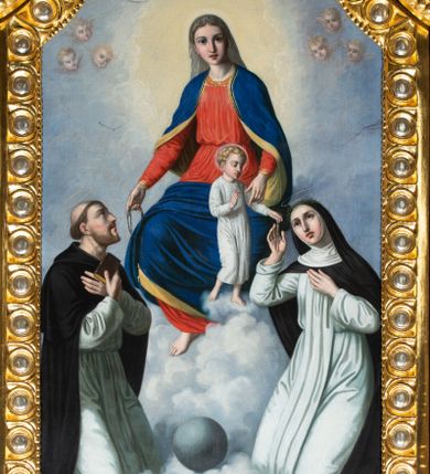 Zdjęcie nr 1: Obraz uzyskał kształt stojącego prostokąta, który ujmuje bogato rzeźbiona i złocona prostokątna rama ołtarza, zamknięta u góry nadwieszonym łukiem odcinkowym. W centrum kompozycji przedstawiono Matkę Boską Różańcową w towarzystwie św. Dominika i św. Katarzyny Sieneńskiej klęczących w chmurach. Siedząca na obłokach Madonna ukazana została frontalnie z głową ujętą w trzech czwartych w prawo. Wyciągniętą prawą ręką podaje różaniec klęczącemu św. Dominikowi, natomiast lewą nieznacznie przytrzymuje stojącego obok niej małego Jezusa. Maria ma pociągłą twarz o jasnej karnacji, prosty nos i wydatne usta oraz szeroko otwarte oczy. Ubrana jest w czerwoną suknię przepasaną w pasie oraz niebieski płaszcz podbity jasną ochrą, lamowany złotą taśmą, narzucony na ramiona i spięty pod szyją podłużną, cienką klamrą. Jego prawa poła zakrywa jej kolana. Na głowie Maria ma jasną chustę, która zakrywa włosy i spływa na plecy. Górną część jej postaci ukazano na tle jaśniejącego otoku z unoszącą się ponad jej głową złotą, niską koroną. Stojący przed Madonną Jezus ujęty został w trzech czwartych w prawo. Zbawiciel prawą ręką udziela błogosławieństwa klęczącej poniżej św. Katarzynie, lewą zaś podaje jej różaniec. Dzieciątko ma pociągłą twarz o jasnej karnacji z wydatnym nosem i ustami, otoczoną krótkimi, jasnymi włosami odsłaniającymi fragment prawego ucha. Ubrany jest w białą, luźną tunikę odsłaniającą u dołu bose stopy. Jego głowę okala świetlisty nimb. Klęczący z lewej strony św. Dominik został ukazany w trzech czwartych w prawo z głową w profilu uniesioną w stronę Madonny. Obie ręce ma skrzyżowane na piersi, trzymając równocześnie w prawej zamknięty modlitewnik. Jest to mężczyzna w średnim wieku o jasnej karnacji z brązowymi włosami z wyciętą tonsurą. Ma prosty nos i wydatne usta. Ubrany jest w biały habit i czarny płaszcz zakonny z kapturem. Ponad głową widać nimb talerzowy. Po drugiej stronie klęczy zwrócona w lewo św. Katarzyna ze Sieny, ujęta w trzech czwartych. Lewą rękę przykłada do piersi, prawą zaś przyjmuje różaniec od Dzieciątka. Jej spojrzenie szeroko otwartych ciemnych oczu skierowane jest przed siebie. Katarzyna ma pociągłą twarz o jasnej karnacji, wydatny nos i usta. Święta ubrana jest w biały habit ze szkaplerzem oraz czarny welon, spod którego widać kornet i podwikę. Na głowie ma cierniową koronę, a powyżej nimb talerzowy. W górnej części obrazu na tle delikatnych obłoków ukazano zdwojoną triadę uskrzydlonych anielskich główek. Na dole obrazu pomiędzy obu świętymi na tle obłoków widać niebieski glob.  Poniżej znajduje się napis zasłonięty ramą: „Obraz ten ufundowało bractwo Różańca Ś[więtego] w. Par[afii] Bulowice pod zarząd[em] Wielb[nego] ks[iedza] Klem[ensa] Jaworskiego proboszcza miejsc[owego] / i przełożonych róż Tomasza Zaręby, Jana K[antego] Matejki i Jędrzeja Ćwiertni (?) podpisał Karol Węgrzynek dyrektor w szk[ole] 3. klas w miejscu (…)”