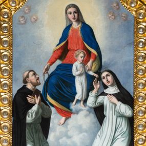 Zdjęcie nr 1: Obraz uzyskał kształt stojącego prostokąta, który ujmuje bogato rzeźbiona i złocona prostokątna rama ołtarza, zamknięta u góry nadwieszonym łukiem odcinkowym. W centrum kompozycji przedstawiono Matkę Boską Różańcową w towarzystwie św. Dominika i św. Katarzyny Sieneńskiej klęczących w chmurach. Siedząca na obłokach Madonna ukazana została frontalnie z głową ujętą w trzech czwartych w prawo. Wyciągniętą prawą ręką podaje różaniec klęczącemu św. Dominikowi, natomiast lewą nieznacznie przytrzymuje stojącego obok niej małego Jezusa. Maria ma pociągłą twarz o jasnej karnacji, prosty nos i wydatne usta oraz szeroko otwarte oczy. Ubrana jest w czerwoną suknię przepasaną w pasie oraz niebieski płaszcz podbity jasną ochrą, lamowany złotą taśmą, narzucony na ramiona i spięty pod szyją podłużną, cienką klamrą. Jego prawa poła zakrywa jej kolana. Na głowie Maria ma jasną chustę, która zakrywa włosy i spływa na plecy. Górną część jej postaci ukazano na tle jaśniejącego otoku z unoszącą się ponad jej głową złotą, niską koroną. Stojący przed Madonną Jezus ujęty został w trzech czwartych w prawo. Zbawiciel prawą ręką udziela błogosławieństwa klęczącej poniżej św. Katarzynie, lewą zaś podaje jej różaniec. Dzieciątko ma pociągłą twarz o jasnej karnacji z wydatnym nosem i ustami, otoczoną krótkimi, jasnymi włosami odsłaniającymi fragment prawego ucha. Ubrany jest w białą, luźną tunikę odsłaniającą u dołu bose stopy. Jego głowę okala świetlisty nimb. Klęczący z lewej strony św. Dominik został ukazany w trzech czwartych w prawo z głową w profilu uniesioną w stronę Madonny. Obie ręce ma skrzyżowane na piersi, trzymając równocześnie w prawej zamknięty modlitewnik. Jest to mężczyzna w średnim wieku o jasnej karnacji z brązowymi włosami z wyciętą tonsurą. Ma prosty nos i wydatne usta. Ubrany jest w biały habit i czarny płaszcz zakonny z kapturem. Ponad głową widać nimb talerzowy. Po drugiej stronie klęczy zwrócona w lewo św. Katarzyna ze Sieny, ujęta w trzech czwartych. Lewą rękę przykłada do piersi, prawą zaś przyjmuje różaniec od Dzieciątka. Jej spojrzenie szeroko otwartych ciemnych oczu skierowane jest przed siebie. Katarzyna ma pociągłą twarz o jasnej karnacji, wydatny nos i usta. Święta ubrana jest w biały habit ze szkaplerzem oraz czarny welon, spod którego widać kornet i podwikę. Na głowie ma cierniową koronę, a powyżej nimb talerzowy. W górnej części obrazu na tle delikatnych obłoków ukazano zdwojoną triadę uskrzydlonych anielskich główek. Na dole obrazu pomiędzy obu świętymi na tle obłoków widać niebieski glob.  Poniżej znajduje się napis zasłonięty ramą: „Obraz ten ufundowało bractwo Różańca Ś[więtego] w. Par[afii] Bulowice pod zarząd[em] Wielb[nego] ks[iedza] Klem[ensa] Jaworskiego proboszcza miejsc[owego] / i przełożonych róż Tomasza Zaręby, Jana K[antego] Matejki i Jędrzeja Ćwiertni (?) podpisał Karol Węgrzynek dyrektor w szk[ole] 3. klas w miejscu (…)”