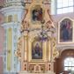 Zdjęcie nr 1: Przyścienny ołtarz drewniany, jednoosiowy ze zwieńczeniem otrzymał formę architektoniczną. Nastawa wspiera się na nowym, prostopadłościennym stipesie marmurowym z mensą, artykułowany od przodu dwiema smukłymi półkolumienkami, pomiędzy którymi umieszczono metalową i złoconą aplikację z przedstawieniem Najświętszego Serca Pana Jezusa. Na mensie ustawiono tabernakulum w formie prostopadłościennej skrzynki o wklęsło-wypukłych bokach, ustawione na czterech profilowanych nóżkach. Drzwiczki ozdobiono płaskorzeźbionym kielichem z hostią ujętym wklęsło wypukłym obramieniem. Jednokondygnacyjną nastawę ustawiono na dwustrefowym cokole. Partia cokołu ozdobiona została płycinami w kształcie pionowych prostokątów, a w osi środkowej w kształcie kwadratów. Płyciny wypełniono rzeźbioną dekoracją floralną na czerwonym tle. Kondygnacja retabulum ujęta została parą złoconych kolumn, podtrzymujących wyłamane nad polem środkowym belkowanie. Kolumny o kompozytowych kapitelach ustawiono na profilowanych bazach, w jednej trzeciej wysokości przedzielone zostały opaską, zaś w części dolnej ozdobiono je żłobkowaniem. Na belkowaniu umieszczono parę uskrzydlonych aniołków. Pole środkowe ujęte zostało w prostokątną, profilowaną ramę, zamkniętą od góry łukiem wklęsło-wypukłym z uskokami. W niej prezentowany jest obraz Jezusa Bielańskiego w typie Ecce Homo, a na zasuwie obraz Najświętszego Serca Pana Jezusa. Po bokach nastawy umieszczono ażurowe, złocone wici akantowe pełniące role uszaków. Zwieńczenie uzyskało formę prostokąta stojącego ujętego po bokach dwiema lizenami i spływami wolutowymi. Wieńczy je przerywane belkowanie, na którym usytuowano parę siedzących aniołków. W polu zwieńczenia umieszczono obraz Świętej Rodziny we wklęsło-wypukłej ramie. Natomiast szczyt zwieńczenia ozdobiono złoconym chrystogramem "IHS" na czerwonym tle, otoczonym wieńcem z obłoków i promienistą glorią. Strukturę nastawy pomalowano w kolorze beżowym, a ornamentykę wyzłocono i wysrebrzono.