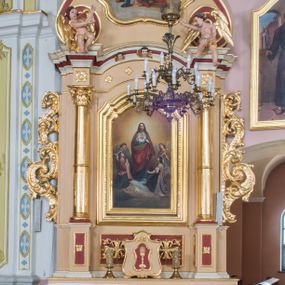 Zdjęcie nr 1: Przyścienny ołtarz drewniany, jednoosiowy ze zwieńczeniem otrzymał formę architektoniczną. Nastawa wspiera się na nowym, prostopadłościennym stipesie marmurowym z mensą, artykułowany od przodu dwiema smukłymi półkolumienkami, pomiędzy którymi umieszczono metalową i złoconą aplikację z przedstawieniem Najświętszego Serca Pana Jezusa. Na mensie ustawiono tabernakulum w formie prostopadłościennej skrzynki o wklęsło-wypukłych bokach, ustawione na czterech profilowanych nóżkach. Drzwiczki ozdobiono płaskorzeźbionym kielichem z hostią ujętym wklęsło wypukłym obramieniem. Jednokondygnacyjną nastawę ustawiono na dwustrefowym cokole. Partia cokołu ozdobiona została płycinami w kształcie pionowych prostokątów, a w osi środkowej w kształcie kwadratów. Płyciny wypełniono rzeźbioną dekoracją floralną na czerwonym tle. Kondygnacja retabulum ujęta została parą złoconych kolumn, podtrzymujących wyłamane nad polem środkowym belkowanie. Kolumny o kompozytowych kapitelach ustawiono na profilowanych bazach, w jednej trzeciej wysokości przedzielone zostały opaską, zaś w części dolnej ozdobiono je żłobkowaniem. Na belkowaniu umieszczono parę uskrzydlonych aniołków. Pole środkowe ujęte zostało w prostokątną, profilowaną ramę, zamkniętą od góry łukiem wklęsło-wypukłym z uskokami. W niej prezentowany jest obraz Jezusa Bielańskiego w typie Ecce Homo, a na zasuwie obraz Najświętszego Serca Pana Jezusa. Po bokach nastawy umieszczono ażurowe, złocone wici akantowe pełniące role uszaków. Zwieńczenie uzyskało formę prostokąta stojącego ujętego po bokach dwiema lizenami i spływami wolutowymi. Wieńczy je przerywane belkowanie, na którym usytuowano parę siedzących aniołków. W polu zwieńczenia umieszczono obraz Świętej Rodziny we wklęsło-wypukłej ramie. Natomiast szczyt zwieńczenia ozdobiono złoconym chrystogramem "IHS" na czerwonym tle, otoczonym wieńcem z obłoków i promienistą glorią. Strukturę nastawy pomalowano w kolorze beżowym, a ornamentykę wyzłocono i wysrebrzono.