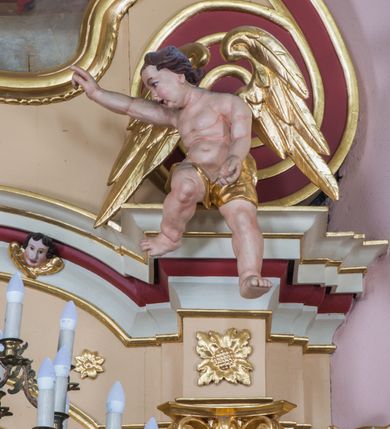Zdjęcie nr 2: Przyścienny ołtarz drewniany, jednoosiowy ze zwieńczeniem otrzymał formę architektoniczną. Nastawa wspiera się na nowym, prostopadłościennym stipesie marmurowym z mensą, artykułowany od przodu dwiema smukłymi półkolumienkami, pomiędzy którymi umieszczono metalową i złoconą aplikację z przedstawieniem Najświętszego Serca Pana Jezusa. Na mensie ustawiono tabernakulum w formie prostopadłościennej skrzynki o wklęsło-wypukłych bokach, ustawione na czterech profilowanych nóżkach. Drzwiczki ozdobiono płaskorzeźbionym kielichem z hostią ujętym wklęsło wypukłym obramieniem. Jednokondygnacyjną nastawę ustawiono na dwustrefowym cokole. Partia cokołu ozdobiona została płycinami w kształcie pionowych prostokątów, a w osi środkowej w kształcie kwadratów. Płyciny wypełniono rzeźbioną dekoracją floralną na czerwonym tle. Kondygnacja retabulum ujęta została parą złoconych kolumn, podtrzymujących wyłamane nad polem środkowym belkowanie. Kolumny o kompozytowych kapitelach ustawiono na profilowanych bazach, w jednej trzeciej wysokości przedzielone zostały opaską, zaś w części dolnej ozdobiono je żłobkowaniem. Na belkowaniu umieszczono parę uskrzydlonych aniołków. Pole środkowe ujęte zostało w prostokątną, profilowaną ramę, zamkniętą od góry łukiem wklęsło-wypukłym z uskokami. W niej prezentowany jest obraz Jezusa Bielańskiego w typie Ecce Homo, a na zasuwie obraz Najświętszego Serca Pana Jezusa. Po bokach nastawy umieszczono ażurowe, złocone wici akantowe pełniące role uszaków. Zwieńczenie uzyskało formę prostokąta stojącego ujętego po bokach dwiema lizenami i spływami wolutowymi. Wieńczy je przerywane belkowanie, na którym usytuowano parę siedzących aniołków. W polu zwieńczenia umieszczono obraz Świętej Rodziny we wklęsło-wypukłej ramie. Natomiast szczyt zwieńczenia ozdobiono złoconym chrystogramem "IHS" na czerwonym tle, otoczonym wieńcem z obłoków i promienistą glorią. Strukturę nastawy pomalowano w kolorze beżowym, a ornamentykę wyzłocono i wysrebrzono.