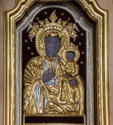 Zdjęcie nr 7: Przyścienny ołtarz drewniany, jednoosiowy ze zwieńczeniem otrzymał formę architektoniczną. Nastawa wspiera się na nowym, prostopadłościennym stipesie marmurowym z mensą, artykułowany od przodu dwiema smukłymi półkolumienkami, pomiędzy którymi umieszczono metalową i złoconą aplikację z przedstawieniem Najświętszego Serca Pana Jezusa. Na mensie ustawiono tabernakulum w formie prostopadłościennej skrzynki o wklęsło-wypukłych bokach, ustawione na czterech profilowanych nóżkach. Drzwiczki ozdobiono płaskorzeźbionym kielichem z hostią ujętym wklęsło wypukłym obramieniem. Jednokondygnacyjną nastawę ustawiono na dwustrefowym cokole. Partia cokołu ozdobiona została płycinami w kształcie pionowych prostokątów, a w osi środkowej w kształcie kwadratów. Płyciny wypełniono rzeźbioną dekoracją floralną na czerwonym tle. Kondygnacja retabulum ujęta została parą złoconych kolumn, podtrzymujących wyłamane nad polem środkowym belkowanie. Kolumny o kompozytowych kapitelach ustawiono na profilowanych bazach, w jednej trzeciej wysokości przedzielone zostały opaską, zaś w części dolnej ozdobiono je żłobkowaniem. Na belkowaniu umieszczono parę uskrzydlonych aniołków. Pole środkowe ujęte zostało w prostokątną, profilowaną ramę, zamkniętą od góry łukiem wklęsło-wypukłym z uskokami. W niej prezentowany jest obraz Jezusa Bielańskiego w typie Ecce Homo, a na zasuwie obraz Najświętszego Serca Pana Jezusa. Po bokach nastawy umieszczono ażurowe, złocone wici akantowe pełniące role uszaków. Zwieńczenie uzyskało formę prostokąta stojącego ujętego po bokach dwiema lizenami i spływami wolutowymi. Wieńczy je przerywane belkowanie, na którym usytuowano parę siedzących aniołków. W polu zwieńczenia umieszczono obraz Świętej Rodziny we wklęsło-wypukłej ramie. Natomiast szczyt zwieńczenia ozdobiono złoconym chrystogramem &quot;IHS&quot; na czerwonym tle, otoczonym wieńcem z obłoków i promienistą glorią. Strukturę nastawy pomalowano w kolorze beżowym, a ornamentykę wyzłocono i wysrebrzono.