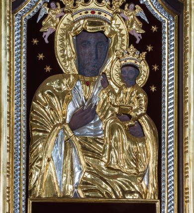 Zdjęcie nr 8: Przyścienny ołtarz drewniany, jednoosiowy ze zwieńczeniem otrzymał formę architektoniczną. Nastawa wspiera się na nowym, prostopadłościennym stipesie marmurowym z mensą, artykułowany od przodu dwiema smukłymi półkolumienkami, pomiędzy którymi umieszczono metalową i złoconą aplikację z przedstawieniem Najświętszego Serca Pana Jezusa. Na mensie ustawiono tabernakulum w formie prostopadłościennej skrzynki o wklęsło-wypukłych bokach, ustawione na czterech profilowanych nóżkach. Drzwiczki ozdobiono płaskorzeźbionym kielichem z hostią ujętym wklęsło wypukłym obramieniem. Jednokondygnacyjną nastawę ustawiono na dwustrefowym cokole. Partia cokołu ozdobiona została płycinami w kształcie pionowych prostokątów, a w osi środkowej w kształcie kwadratów. Płyciny wypełniono rzeźbioną dekoracją floralną na czerwonym tle. Kondygnacja retabulum ujęta została parą złoconych kolumn, podtrzymujących wyłamane nad polem środkowym belkowanie. Kolumny o kompozytowych kapitelach ustawiono na profilowanych bazach, w jednej trzeciej wysokości przedzielone zostały opaską, zaś w części dolnej ozdobiono je żłobkowaniem. Na belkowaniu umieszczono parę uskrzydlonych aniołków. Pole środkowe ujęte zostało w prostokątną, profilowaną ramę, zamkniętą od góry łukiem wklęsło-wypukłym z uskokami. W niej prezentowany jest obraz Jezusa Bielańskiego w typie Ecce Homo, a na zasuwie obraz Najświętszego Serca Pana Jezusa. Po bokach nastawy umieszczono ażurowe, złocone wici akantowe pełniące role uszaków. Zwieńczenie uzyskało formę prostokąta stojącego ujętego po bokach dwiema lizenami i spływami wolutowymi. Wieńczy je przerywane belkowanie, na którym usytuowano parę siedzących aniołków. W polu zwieńczenia umieszczono obraz Świętej Rodziny we wklęsło-wypukłej ramie. Natomiast szczyt zwieńczenia ozdobiono złoconym chrystogramem "IHS" na czerwonym tle, otoczonym wieńcem z obłoków i promienistą glorią. Strukturę nastawy pomalowano w kolorze beżowym, a ornamentykę wyzłocono i wysrebrzono.