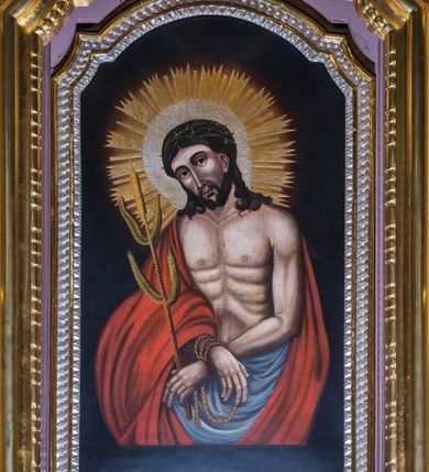 Zdjęcie nr 5: Przyścienny ołtarz drewniany, jednoosiowy ze zwieńczeniem otrzymał formę architektoniczną. Nastawa wspiera się na nowym, prostopadłościennym stipesie marmurowym z mensą, artykułowany od przodu dwiema smukłymi półkolumienkami, pomiędzy którymi umieszczono metalową i złoconą aplikację z przedstawieniem Najświętszego Serca Pana Jezusa. Na mensie ustawiono tabernakulum w formie prostopadłościennej skrzynki o wklęsło-wypukłych bokach, ustawione na czterech profilowanych nóżkach. Drzwiczki ozdobiono płaskorzeźbionym kielichem z hostią ujętym wklęsło wypukłym obramieniem. Jednokondygnacyjną nastawę ustawiono na dwustrefowym cokole. Partia cokołu ozdobiona została płycinami w kształcie pionowych prostokątów, a w osi środkowej w kształcie kwadratów. Płyciny wypełniono rzeźbioną dekoracją floralną na czerwonym tle. Kondygnacja retabulum ujęta została parą złoconych kolumn, podtrzymujących wyłamane nad polem środkowym belkowanie. Kolumny o kompozytowych kapitelach ustawiono na profilowanych bazach, w jednej trzeciej wysokości przedzielone zostały opaską, zaś w części dolnej ozdobiono je żłobkowaniem. Na belkowaniu umieszczono parę uskrzydlonych aniołków. Pole środkowe ujęte zostało w prostokątną, profilowaną ramę, zamkniętą od góry łukiem wklęsło-wypukłym z uskokami. W niej prezentowany jest obraz Jezusa Bielańskiego w typie Ecce Homo, a na zasuwie obraz Najświętszego Serca Pana Jezusa. Po bokach nastawy umieszczono ażurowe, złocone wici akantowe pełniące role uszaków. Zwieńczenie uzyskało formę prostokąta stojącego ujętego po bokach dwiema lizenami i spływami wolutowymi. Wieńczy je przerywane belkowanie, na którym usytuowano parę siedzących aniołków. W polu zwieńczenia umieszczono obraz Świętej Rodziny we wklęsło-wypukłej ramie. Natomiast szczyt zwieńczenia ozdobiono złoconym chrystogramem &quot;IHS&quot; na czerwonym tle, otoczonym wieńcem z obłoków i promienistą glorią. Strukturę nastawy pomalowano w kolorze beżowym, a ornamentykę wyzłocono i wysrebrzono.