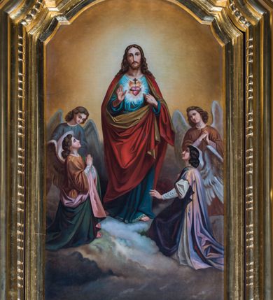 Zdjęcie nr 4: Przyścienny ołtarz drewniany, jednoosiowy ze zwieńczeniem otrzymał formę architektoniczną. Nastawa wspiera się na nowym, prostopadłościennym stipesie marmurowym z mensą, artykułowany od przodu dwiema smukłymi półkolumienkami, pomiędzy którymi umieszczono metalową i złoconą aplikację z przedstawieniem Najświętszego Serca Pana Jezusa. Na mensie ustawiono tabernakulum w formie prostopadłościennej skrzynki o wklęsło-wypukłych bokach, ustawione na czterech profilowanych nóżkach. Drzwiczki ozdobiono płaskorzeźbionym kielichem z hostią ujętym wklęsło wypukłym obramieniem. Jednokondygnacyjną nastawę ustawiono na dwustrefowym cokole. Partia cokołu ozdobiona została płycinami w kształcie pionowych prostokątów, a w osi środkowej w kształcie kwadratów. Płyciny wypełniono rzeźbioną dekoracją floralną na czerwonym tle. Kondygnacja retabulum ujęta została parą złoconych kolumn, podtrzymujących wyłamane nad polem środkowym belkowanie. Kolumny o kompozytowych kapitelach ustawiono na profilowanych bazach, w jednej trzeciej wysokości przedzielone zostały opaską, zaś w części dolnej ozdobiono je żłobkowaniem. Na belkowaniu umieszczono parę uskrzydlonych aniołków. Pole środkowe ujęte zostało w prostokątną, profilowaną ramę, zamkniętą od góry łukiem wklęsło-wypukłym z uskokami. W niej prezentowany jest obraz Jezusa Bielańskiego w typie Ecce Homo, a na zasuwie obraz Najświętszego Serca Pana Jezusa. Po bokach nastawy umieszczono ażurowe, złocone wici akantowe pełniące role uszaków. Zwieńczenie uzyskało formę prostokąta stojącego ujętego po bokach dwiema lizenami i spływami wolutowymi. Wieńczy je przerywane belkowanie, na którym usytuowano parę siedzących aniołków. W polu zwieńczenia umieszczono obraz Świętej Rodziny we wklęsło-wypukłej ramie. Natomiast szczyt zwieńczenia ozdobiono złoconym chrystogramem &quot;IHS&quot; na czerwonym tle, otoczonym wieńcem z obłoków i promienistą glorią. Strukturę nastawy pomalowano w kolorze beżowym, a ornamentykę wyzłocono i wysrebrzono.