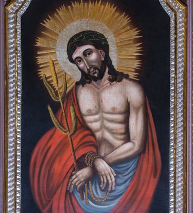 Zdjęcie nr 1: Obraz uzyskał kształt stojącego prostokąta zwieńczonego nadwieszonym łukiem odcinkowym, ujętego złoconą i srebrzoną, profilowaną ramą z dekoracją w typie palmetowym. W centrum kompozycji ukazano frontalnie w dwóch trzecich Chrystusa z nieznacznie pochyloną głową w prawo ujętą w trzech czwartych. Zbawiciel ma skrzyżowane z przodu i związane sznurem ręce. W lewej dłoni trzyma złocistą trzcinę z dwiema stylizowanymi parami liści. Jezus ma pociągła twarz o ciemnej karnacji i zapadłych policzkach, okoloną krótką brodą i brązowymi włosami spływającymi na ramiona. Charakteryzuje ją duży, prosty nos, wydatne usta i szeroko otwarte ciemne oczy. Na głowie ma zieloną koronę cierniową, spod której spływają krople krwi. Jego głowę otacza promienisty nimb przechodzący w ostre, złocone promienie. Krew widoczna jest także na odsłoniętym torsie oraz rękach. Zbawiciel ubrany jest w czerwony płaszcz narzucony na ramiona odsłaniający jego nagi tors oraz szarobłękitne, luźne perizonium. 