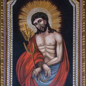 Zdjęcie nr 1: Obraz uzyskał kształt stojącego prostokąta zwieńczonego nadwieszonym łukiem odcinkowym, ujętego złoconą i srebrzoną, profilowaną ramą z dekoracją w typie palmetowym. W centrum kompozycji ukazano frontalnie w dwóch trzecich Chrystusa z nieznacznie pochyloną głową w prawo ujętą w trzech czwartych. Zbawiciel ma skrzyżowane z przodu i związane sznurem ręce. W lewej dłoni trzyma złocistą trzcinę z dwiema stylizowanymi parami liści. Jezus ma pociągła twarz o ciemnej karnacji i zapadłych policzkach, okoloną krótką brodą i brązowymi włosami spływającymi na ramiona. Charakteryzuje ją duży, prosty nos, wydatne usta i szeroko otwarte ciemne oczy. Na głowie ma zieloną koronę cierniową, spod której spływają krople krwi. Jego głowę otacza promienisty nimb przechodzący w ostre, złocone promienie. Krew widoczna jest także na odsłoniętym torsie oraz rękach. Zbawiciel ubrany jest w czerwony płaszcz narzucony na ramiona odsłaniający jego nagi tors oraz szarobłękitne, luźne perizonium. 