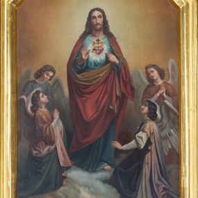 Zdjęcie nr 1: Obraz uzyskał kształt stojącego prostokąta ujętego profilowaną i złoconą ramą ołtarza, zamkniętą u góry łukiem odcinkowym, nadwieszonym. W centrum kompozycji wyobrażono frontalnie stojącego na obłokach Chrystusa ukazującego swoje serce, adorowanego przez anioły. Zbawiciel ma lekko pochyloną głowę w lewo. Prawą rękę unosi w geście błogosławieństwa, lewą zaś wskazuje na płonące na środku piersi serce. Obie dłonie są przebite. Wyobrażone na piersi serce na tle jasnych promieni otacza korona cierniowa. Z rany oraz u góry serca widać wydobywające się płomienie. Twarz Chrystusa jest pociągła. Otaczają je długie brązowe włosy opadające puklami na ramiona oraz brązowa broda. Twarz Zbawiciela charakteryzuje się wysokim czołem, długim, wąskim nosem i wydatnymi ustami. Chrystus szeroko otwartymi ciemnymi oczami wpatruje się w widza. Jego głowę otacza złocista poświata. Ubrany jest w luźną, turkusową tunikę przewiązaną w pasie i narzucony na ramiona czerwony płaszcz podbity ciemną ochrą, którego prawa poła przerzucona jest przez lewe przedramię. Zbawiciel został ukazany na jasnoochrowym tle. Po obu stronach na obłokach widać czterech adorujących Jezusa uskrzydlonych aniołów. Dwaj z przodu klęczą, a dwaj z tyłu stoją. Ubrani są w luźne szaty w pastelowych, przygaszonych kolorach.