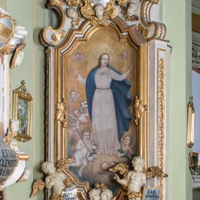 Zdjęcie nr 1: Ołtarz architektoniczny, jednokondygnacyjny, jednoosiowy, ze zwieńczeniem. Ołtarz prostopadłościenny, murowany. Retabulum o strukturze wklęsłej wzdłuż osi pionowej osadzone na niewysokim, cokole zryzalitowanym w formie pary impostów. Gzyms cokołu pośrodku ma formę półkolistego łuku nadwieszonego. Część środkowa ujęta parą wąskich filarów, licami zwróconych ukośnie na zewnątrz, wspierających wydatny gzyms osadzony na parze spływów wolutowych. Pola cokołu retabulum zdobione ornamentyką roślinną. Na impostach para figur aniołków, stojący po lewej stronie w lewej dłoni ma zwój z napisem „PATRZ / SWEGO / A NIE / PRAGNIJ / CUDZEGO”, stojący po prawej trzyma lewą ręką wspartą na podłożu tarczę z napisem „ZLE / NABYTE / NIE / BĘDZIE / DOBRZE / SPOŻYTE”. Między impostami płycina w kształcie prostokąta leżącego o wklęsłych górnych narożach i zamkniętego półkolistym łukiem nadwieszonym. W dolnej partii retabulum para uskrzydlonych główek anielskich dołem ujętych liśćmi akantu. Lica filarów zdobione motywem kampanuli. W partii belkowania, pośrodku motyw akantowego kartusza z napisem „VENI / CORONABE/RIS.”, ujętego górą, dołem i po bokach motywami uskrzydlonych główek anielskich. Zwieńczenie w formie promienistej glorii z koroną osadzoną na obłokach. Całość flankuje para siedzących na gzymsie aniołów w dynamicznych pozach. Pole części środkowej w kształcie stojącego prostokąta ujętego górą i dołem parą zwróconych do siebie półkolistych łuków nadwieszonych z uskokami, ujęte profilowaną, złoconą ramą. Wewnątrz obraz z wizerunkiem Matki Boskiej. Struktura polichromowana w kolorze białym, detal architektoniczny i ornamentyka złocone i srebrzone.