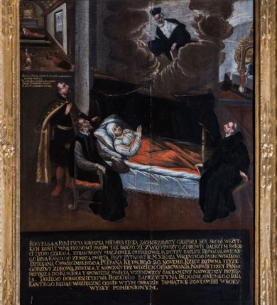 Zdjęcie nr 1: Obraz w kształcie stojącego prostokąta, ujęty drewnianą, profilowaną, złoconą ramą z roślinną dekoracją ornamentalną jest kompozycją narracyjną. Przedstawia trzy odrębne sceny. Pierwszy plan zajmuje scena uzdrowienia Łucji Kajoszkowej: chora leży na łożu z baldachimem, po lewej stronie, obok niej u wezgłowia znajdują się dwaj mężczyźni – jeden ubrany w kontusz szlachecki siedzi w fotelu, drugi w delii, stoi za nim. Po prawej stronie u nóg chorej siedzi zakonnik, augustianin z krakowskiego konwentu. Ponad nimi, wśród obłoków ukazany jest św. Jan Kanty, ubrany w togę profesorską i biret. Blask bijący od niego daje efekty światłocieniowe. Kolorystyka całej przestrzeni jest ciemna, skontrastowana jedynie czerwienią płótna okrywającego chorą. Na drugim planie, po lewej stronie, widoczna jest scena uzdrowienia matki patronki Kajoszkowej, św. Łucji przez św. Agatę. Chora spoczywa we wnętrzu o kolebkowym sklepieniu, przed nią dwie modlące się kobiety, po prawej leży krzyżem św. Łucja. W głębi ołtarzyk z obrazem Trójcy Świętej. Poniżej napis „SWĘTA LVCYA PROSI S(WIĘTĄ) AGATY O ZDROWIE / MATCE SWOIEY. / TA CHORA TYMŻE SPOSOBEM / PROSI PATRONKI SWOIEY / S(WIĘTEJ) LVCYI O PRZYCZYNĘ.” Po prawej stronie drugiego planu przedstawiony został ksiądz Walenty Iwanowski odprawiający mszę w intencji parafianki, przed późnorenesansowym ołtarzem z obrazem św. Jana Kantego modlącego się przed wizerunkiem Misericordia Domini. W dolnej partii obrazu napis „ROKV P(AŃSKIEGO) 1.6.4.8. PANI ŁVCYA  KAIOSZKA MIESCZKA KĘCKA ZACHORZAWSZY CIERPIAŁA BÓL SROGI WSZYT/KICH KOŚCI Y WNĘTRZNOSCI SWOICH TAK BARZO ŻE ZWĄTPIWSZY O ZDROWIV DALSZYM ŚMIER/CI TYLKO CZEKAŁA. ZFRASOWANY MAŁŻONEK OFFIAROWAŁ IĄ DO TEY KAPLICE BŁOGOSŁAWIONE/GO JANA KANTEGO ZE MSZĄ WIĘTĄ PRZY BYTNOŚCI IE(GO) M(OŚCI) XIĘDZA  WALĘNTEGO IWANOWSKIEGO / DZIEKANA OSWIĘCIMSKIEGO A PLEBANA KĘTSKIEGO 20. NOVEMB(RA). RZECZ DZIWNA TEYŻE / GODZINY ZDROWĄ ZOSTAŁA, Y NAWZAIVTRZ W DZIEN OFIAROWANIA NAŚWIETSZEY PANNY / PRZYSZŁA DO KOSCIOŁA Y SPOWIEDŹ ŚWIĘTĄ VCZYNIWSZY SAKRAMENT NAŚWIĘTSZY PRZYIĘ/ŁA. TAKIEGO DORBODZIEYSTWA BOZKIEGO ZA PRZYCZYNĄ BŁOGOSŁAWIONEGO IANA / KANTEGO BĘDĄC WDZIĘCZNI OBOIE W TYM OBRAZIE  PAMIĄTKĘ ZOSTAWIELI W ROKV / WYSEY POMIENIONYM.”  


