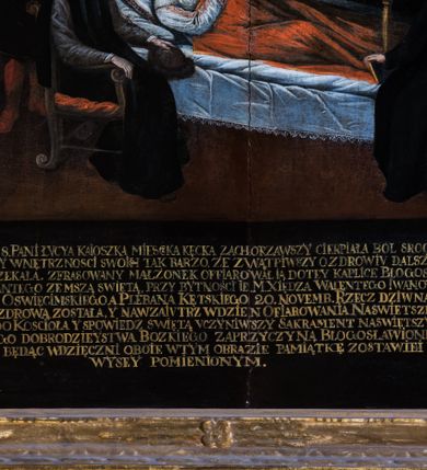 Zdjęcie nr 4: Obraz w kształcie stojącego prostokąta, ujęty drewnianą, profilowaną, złoconą ramą z roślinną dekoracją ornamentalną jest kompozycją narracyjną. Przedstawia trzy odrębne sceny. Pierwszy plan zajmuje scena uzdrowienia Łucji Kajoszkowej: chora leży na łożu z baldachimem, po lewej stronie, obok niej u wezgłowia znajdują się dwaj mężczyźni – jeden ubrany w kontusz szlachecki siedzi w fotelu, drugi w delii, stoi za nim. Po prawej stronie u nóg chorej siedzi zakonnik, augustianin z krakowskiego konwentu. Ponad nimi, wśród obłoków ukazany jest św. Jan Kanty, ubrany w togę profesorską i biret. Blask bijący od niego daje efekty światłocieniowe. Kolorystyka całej przestrzeni jest ciemna, skontrastowana jedynie czerwienią płótna okrywającego chorą. Na drugim planie, po lewej stronie, widoczna jest scena uzdrowienia matki patronki Kajoszkowej, św. Łucji przez św. Agatę. Chora spoczywa we wnętrzu o kolebkowym sklepieniu, przed nią dwie modlące się kobiety, po prawej leży krzyżem św. Łucja. W głębi ołtarzyk z obrazem Trójcy Świętej. Poniżej napis „SWĘTA LVCYA PROSI S(WIĘTĄ) AGATY O ZDROWIE / MATCE SWOIEY. / TA CHORA TYMŻE SPOSOBEM / PROSI PATRONKI SWOIEY / S(WIĘTEJ) LVCYI O PRZYCZYNĘ.” Po prawej stronie drugiego planu przedstawiony został ksiądz Walenty Iwanowski odprawiający mszę w intencji parafianki, przed późnorenesansowym ołtarzem z obrazem św. Jana Kantego modlącego się przed wizerunkiem Misericordia Domini. W dolnej partii obrazu napis „ROKV P(AŃSKIEGO) 1.6.4.8. PANI ŁVCYA  KAIOSZKA MIESCZKA KĘCKA ZACHORZAWSZY CIERPIAŁA BÓL SROGI WSZYT/KICH KOŚCI Y WNĘTRZNOSCI SWOICH TAK BARZO ŻE ZWĄTPIWSZY O ZDROWIV DALSZYM ŚMIER/CI TYLKO CZEKAŁA. ZFRASOWANY MAŁŻONEK OFFIAROWAŁ IĄ DO TEY KAPLICE BŁOGOSŁAWIONE/GO JANA KANTEGO ZE MSZĄ WIĘTĄ PRZY BYTNOŚCI IE(GO) M(OŚCI) XIĘDZA  WALĘNTEGO IWANOWSKIEGO / DZIEKANA OSWIĘCIMSKIEGO A PLEBANA KĘTSKIEGO 20. NOVEMB(RA). RZECZ DZIWNA TEYŻE / GODZINY ZDROWĄ ZOSTAŁA, Y NAWZAIVTRZ W DZIEN OFIAROWANIA NAŚWIETSZEY PANNY / PRZYSZŁA DO KOSCIOŁA Y SPOWIEDŹ ŚWIĘTĄ VCZYNIWSZY SAKRAMENT NAŚWIĘTSZY PRZYIĘ/ŁA. TAKIEGO DORBODZIEYSTWA BOZKIEGO ZA PRZYCZYNĄ BŁOGOSŁAWIONEGO IANA / KANTEGO BĘDĄC WDZIĘCZNI OBOIE W TYM OBRAZIE  PAMIĄTKĘ ZOSTAWIELI W ROKV / WYSEY POMIENIONYM.”  


