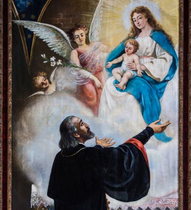 Zdjęcie nr 1: Obraz w kształcie stojącego prostokąta przedstawia wizję św. Jana Kantego. W dolnej partii obrazu ukazana jest w pełnej postaci sylwetka klęczącego świętego zwróconego tyłem w trzech czwartych w prawo. Święty Jan Kanty ubrany jest w czarną akademicką togę. Odchyloną do tyłu głowę charakteryzują sięgające szyi, siwe włosy. Widoczną w profilu, pociągłą twarz ujmuje krótki, siwy zarost. Wzniesione, wyciągnięte do przodu ręce mężczyzna nieznacznie rozkłada na boki. Wzrok kieruje ku siedzącej wśród obłoków postaci Madonny z Dzieciątkiem zwróconej w trzech czwartych w lewo. Młodzieńczą twarz Marii ujmują po bokach opadające na plecy i ramiona długie, kręcone, jasnobrązowe włosy. Ubrana jest w długą, białą, przepasaną czerwoną szarfą suknię o szerokich rękawach oraz przypięty do jej dekoltu parą okrągłych zapon błękitny płaszcz osłaniający ramiona i częściowo nogi. Lewą ręką Maria podtrzymuje siedzące na jej kolanach Dzieciątko o lekko przechylonej w lewo głowie. Zaokrągloną twarz o pełnych, subtelnych rysach ujmują pukle krótkich, skręconych włosów. Nagą sylwetkę osłania w partii bioder białe perizonium. Wyprostowane ręce są rozłożone i opuszczone w dół. Głowę Marii okala duży, promienisty nimb. Po lewej stronie widoczna jest sylwetka unoszącego się wśród obłoków anioła o skręconych, rozwianych włosach, twarzy o subtelnych, młodzieńczych rysach i wzroku skierowanym w dół. Anioł ubrany jest w rodzaj antycznego chitonu w kolorze jasnoczerwonym, ręce osłania rozwiana, półprzejrzysta szata. Na plecach ma parę dużych, białych skrzydeł. W opuszczonej wzdłuż ciała, lekko zgiętej w łokciu ręce trzyma kwiat białej lilii. Nieco niżej widoczna jest uskrzydlona główka anielska. Scena rozgrywa się we wnętrzu świątyni. Święty Jan Kanty przyklęka na pokrytych czerwonym dywanem stopniach prowadzących do ołtarza, którego marmoryzowane antepedium z godłem herbu uniwersytetu w wieńcu laurowym pośrodku, ujęte parą spływów wolutowych znajduje się tuż przed nim. Mensa nakryta jest białym, obszytym koronką obrusem. Obok świętego leży otwarta księga i spoczywający na niej biret. W głębi, po lewej stronie widoczny jest nakryty zieloną tkaniną niewysoki stołek z trzema księgami, z których jedna ma napis na grzbiecie „Pi[s]mo Ś[w]ięte” i wystającą spod nich zwiniętą kartą. W lewym górnym rogu kompozycji widoczny jest ceglany mur oraz pokryty polichromią naśladującą ugwieżdżone niebo wysklepek.   

U dołu obrazu napis: „Malował Władysław Rossowski Kraków r(oku) p(ańskiego) 1902”.     