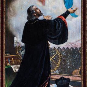 Zdjęcie nr 1: Obraz w kształcie stojącego prostokąta przedstawia wizję św. Jana Kantego. W dolnej partii obrazu ukazana jest w pełnej postaci sylwetka klęczącego świętego zwróconego tyłem w trzech czwartych w prawo. Święty Jan Kanty ubrany jest w czarną akademicką togę. Odchyloną do tyłu głowę charakteryzują sięgające szyi, siwe włosy. Widoczną w profilu, pociągłą twarz ujmuje krótki, siwy zarost. Wzniesione, wyciągnięte do przodu ręce mężczyzna nieznacznie rozkłada na boki. Wzrok kieruje ku siedzącej wśród obłoków postaci Madonny z Dzieciątkiem zwróconej w trzech czwartych w lewo. Młodzieńczą twarz Marii ujmują po bokach opadające na plecy i ramiona długie, kręcone, jasnobrązowe włosy. Ubrana jest w długą, białą, przepasaną czerwoną szarfą suknię o szerokich rękawach oraz przypięty do jej dekoltu parą okrągłych zapon błękitny płaszcz osłaniający ramiona i częściowo nogi. Lewą ręką Maria podtrzymuje siedzące na jej kolanach Dzieciątko o lekko przechylonej w lewo głowie. Zaokrągloną twarz o pełnych, subtelnych rysach ujmują pukle krótkich, skręconych włosów. Nagą sylwetkę osłania w partii bioder białe perizonium. Wyprostowane ręce są rozłożone i opuszczone w dół. Głowę Marii okala duży, promienisty nimb. Po lewej stronie widoczna jest sylwetka unoszącego się wśród obłoków anioła o skręconych, rozwianych włosach, twarzy o subtelnych, młodzieńczych rysach i wzroku skierowanym w dół. Anioł ubrany jest w rodzaj antycznego chitonu w kolorze jasnoczerwonym, ręce osłania rozwiana, półprzejrzysta szata. Na plecach ma parę dużych, białych skrzydeł. W opuszczonej wzdłuż ciała, lekko zgiętej w łokciu ręce trzyma kwiat białej lilii. Nieco niżej widoczna jest uskrzydlona główka anielska. Scena rozgrywa się we wnętrzu świątyni. Święty Jan Kanty przyklęka na pokrytych czerwonym dywanem stopniach prowadzących do ołtarza, którego marmoryzowane antepedium z godłem herbu uniwersytetu w wieńcu laurowym pośrodku, ujęte parą spływów wolutowych znajduje się tuż przed nim. Mensa nakryta jest białym, obszytym koronką obrusem. Obok świętego leży otwarta księga i spoczywający na niej biret. W głębi, po lewej stronie widoczny jest nakryty zieloną tkaniną niewysoki stołek z trzema księgami, z których jedna ma napis na grzbiecie „Pi[s]mo Ś[w]ięte” i wystającą spod nich zwiniętą kartą. W lewym górnym rogu kompozycji widoczny jest ceglany mur oraz pokryty polichromią naśladującą ugwieżdżone niebo wysklepek.   

U dołu obrazu napis: „Malował Władysław Rossowski Kraków r(oku) p(ańskiego) 1902”.     