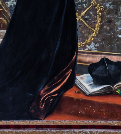 Zdjęcie nr 3: Obraz w kształcie stojącego prostokąta przedstawia wizję św. Jana Kantego. W dolnej partii obrazu ukazana jest w pełnej postaci sylwetka klęczącego świętego zwróconego tyłem w trzech czwartych w prawo. Święty Jan Kanty ubrany jest w czarną akademicką togę. Odchyloną do tyłu głowę charakteryzują sięgające szyi, siwe włosy. Widoczną w profilu, pociągłą twarz ujmuje krótki, siwy zarost. Wzniesione, wyciągnięte do przodu ręce mężczyzna nieznacznie rozkłada na boki. Wzrok kieruje ku siedzącej wśród obłoków postaci Madonny z Dzieciątkiem zwróconej w trzech czwartych w lewo. Młodzieńczą twarz Marii ujmują po bokach opadające na plecy i ramiona długie, kręcone, jasnobrązowe włosy. Ubrana jest w długą, białą, przepasaną czerwoną szarfą suknię o szerokich rękawach oraz przypięty do jej dekoltu parą okrągłych zapon błękitny płaszcz osłaniający ramiona i częściowo nogi. Lewą ręką Maria podtrzymuje siedzące na jej kolanach Dzieciątko o lekko przechylonej w lewo głowie. Zaokrągloną twarz o pełnych, subtelnych rysach ujmują pukle krótkich, skręconych włosów. Nagą sylwetkę osłania w partii bioder białe perizonium. Wyprostowane ręce są rozłożone i opuszczone w dół. Głowę Marii okala duży, promienisty nimb. Po lewej stronie widoczna jest sylwetka unoszącego się wśród obłoków anioła o skręconych, rozwianych włosach, twarzy o subtelnych, młodzieńczych rysach i wzroku skierowanym w dół. Anioł ubrany jest w rodzaj antycznego chitonu w kolorze jasnoczerwonym, ręce osłania rozwiana, półprzejrzysta szata. Na plecach ma parę dużych, białych skrzydeł. W opuszczonej wzdłuż ciała, lekko zgiętej w łokciu ręce trzyma kwiat białej lilii. Nieco niżej widoczna jest uskrzydlona główka anielska. Scena rozgrywa się we wnętrzu świątyni. Święty Jan Kanty przyklęka na pokrytych czerwonym dywanem stopniach prowadzących do ołtarza, którego marmoryzowane antepedium z godłem herbu uniwersytetu w wieńcu laurowym pośrodku, ujęte parą spływów wolutowych znajduje się tuż przed nim. Mensa nakryta jest białym, obszytym koronką obrusem. Obok świętego leży otwarta księga i spoczywający na niej biret. W głębi, po lewej stronie widoczny jest nakryty zieloną tkaniną niewysoki stołek z trzema księgami, z których jedna ma napis na grzbiecie „Pi[s]mo Ś[w]ięte” i wystającą spod nich zwiniętą kartą. W lewym górnym rogu kompozycji widoczny jest ceglany mur oraz pokryty polichromią naśladującą ugwieżdżone niebo wysklepek.   

U dołu obrazu napis: „Malował Władysław Rossowski Kraków r(oku) p(ańskiego) 1902”.     