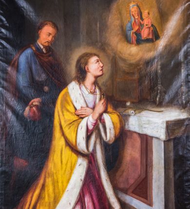 Zdjęcie nr 1: Obraz w kształcie stojącego prostokąta z przedstawieniem św. Kazimierza Jagiellończyka. Ukazany we wnętrzu kościoła święty klęczy, zwrócony w trzech czwartych w prawo, na nakrytym zielonym dywanem stopniu przed znajdującym się po prawej stronie kompozycji ołtarzem. Pozbawioną zarostu twarz charakteryzują młodzieńcze rysy i skierowany ku górze wzrok. Półdługie, jasnobrązowe włosy opadają na ramiona świętego. Ubrany jest on w szaty książęce – w jasnoczerwoną suknię z kołnierzem spiętym złotą zaponą z przedstawieniem Orła Białego na czerwonym tle oraz żółty płaszcz obszyty futrem gronostajowym. Ręce złożone są na piersiach, z czego prawą ujmuje zawieszony na szyi na złotym łańcuszku krzyżyk. U stóp świętego leży książęca mitra, głowę okala świetlisty nimb. Na nakrytej białym obrusem mensie ołtarzowej leży kwiat białej lilii, stoją dwa metalowe lichtarze oraz tabernakulum. Wyżej, pośród obłoków widoczny jest obraz Matki Boskiej Częstochowskiej. Nieco w głębi, po lewej stronie kompozycji, tuż za św. Kazimierzem stoi mężczyzna ubrany w niebieski, spięty pasem żupan oraz ze spiętym na prawym ramieniu brązowym płaszczem. Lekko pochyloną głowę charakteryzują krótkie włosy oraz twarz z długimi, spiczastymi wąsami. W ręce trzyma biało-czerwone nakrycie głowy. 
W dolnej partii obrazu, na boku mensy ołtarzowej, znajduje się sygnatura „I. M(aultz) malował / w Żywcu 1872”.