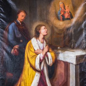 Zdjęcie nr 1: Obraz w kształcie stojącego prostokąta z przedstawieniem św. Kazimierza Jagiellończyka. Ukazany we wnętrzu kościoła święty klęczy, zwrócony w trzech czwartych w prawo, na nakrytym zielonym dywanem stopniu przed znajdującym się po prawej stronie kompozycji ołtarzem. Pozbawioną zarostu twarz charakteryzują młodzieńcze rysy i skierowany ku górze wzrok. Półdługie, jasnobrązowe włosy opadają na ramiona świętego. Ubrany jest on w szaty książęce – w jasnoczerwoną suknię z kołnierzem spiętym złotą zaponą z przedstawieniem Orła Białego na czerwonym tle oraz żółty płaszcz obszyty futrem gronostajowym. Ręce złożone są na piersiach, z czego prawą ujmuje zawieszony na szyi na złotym łańcuszku krzyżyk. U stóp świętego leży książęca mitra, głowę okala świetlisty nimb. Na nakrytej białym obrusem mensie ołtarzowej leży kwiat białej lilii, stoją dwa metalowe lichtarze oraz tabernakulum. Wyżej, pośród obłoków widoczny jest obraz Matki Boskiej Częstochowskiej. Nieco w głębi, po lewej stronie kompozycji, tuż za św. Kazimierzem stoi mężczyzna ubrany w niebieski, spięty pasem żupan oraz ze spiętym na prawym ramieniu brązowym płaszczem. Lekko pochyloną głowę charakteryzują krótkie włosy oraz twarz z długimi, spiczastymi wąsami. W ręce trzyma biało-czerwone nakrycie głowy. 
W dolnej partii obrazu, na boku mensy ołtarzowej, znajduje się sygnatura „I. M(aultz) malował / w Żywcu 1872”.