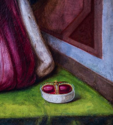 Zdjęcie nr 5: Obraz w kształcie stojącego prostokąta z przedstawieniem św. Kazimierza Jagiellończyka. Ukazany we wnętrzu kościoła święty klęczy, zwrócony w trzech czwartych w prawo, na nakrytym zielonym dywanem stopniu przed znajdującym się po prawej stronie kompozycji ołtarzem. Pozbawioną zarostu twarz charakteryzują młodzieńcze rysy i skierowany ku górze wzrok. Półdługie, jasnobrązowe włosy opadają na ramiona świętego. Ubrany jest on w szaty książęce – w jasnoczerwoną suknię z kołnierzem spiętym złotą zaponą z przedstawieniem Orła Białego na czerwonym tle oraz żółty płaszcz obszyty futrem gronostajowym. Ręce złożone są na piersiach, z czego prawą ujmuje zawieszony na szyi na złotym łańcuszku krzyżyk. U stóp świętego leży książęca mitra, głowę okala świetlisty nimb. Na nakrytej białym obrusem mensie ołtarzowej leży kwiat białej lilii, stoją dwa metalowe lichtarze oraz tabernakulum. Wyżej, pośród obłoków widoczny jest obraz Matki Boskiej Częstochowskiej. Nieco w głębi, po lewej stronie kompozycji, tuż za św. Kazimierzem stoi mężczyzna ubrany w niebieski, spięty pasem żupan oraz ze spiętym na prawym ramieniu brązowym płaszczem. Lekko pochyloną głowę charakteryzują krótkie włosy oraz twarz z długimi, spiczastymi wąsami. W ręce trzyma biało-czerwone nakrycie głowy. 
W dolnej partii obrazu, na boku mensy ołtarzowej, znajduje się sygnatura „I. M(aultz) malował / w Żywcu 1872”.