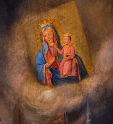 Zdjęcie nr 6: Obraz w kształcie stojącego prostokąta z przedstawieniem św. Kazimierza Jagiellończyka. Ukazany we wnętrzu kościoła święty klęczy, zwrócony w trzech czwartych w prawo, na nakrytym zielonym dywanem stopniu przed znajdującym się po prawej stronie kompozycji ołtarzem. Pozbawioną zarostu twarz charakteryzują młodzieńcze rysy i skierowany ku górze wzrok. Półdługie, jasnobrązowe włosy opadają na ramiona świętego. Ubrany jest on w szaty książęce – w jasnoczerwoną suknię z kołnierzem spiętym złotą zaponą z przedstawieniem Orła Białego na czerwonym tle oraz żółty płaszcz obszyty futrem gronostajowym. Ręce złożone są na piersiach, z czego prawą ujmuje zawieszony na szyi na złotym łańcuszku krzyżyk. U stóp świętego leży książęca mitra, głowę okala świetlisty nimb. Na nakrytej białym obrusem mensie ołtarzowej leży kwiat białej lilii, stoją dwa metalowe lichtarze oraz tabernakulum. Wyżej, pośród obłoków widoczny jest obraz Matki Boskiej Częstochowskiej. Nieco w głębi, po lewej stronie kompozycji, tuż za św. Kazimierzem stoi mężczyzna ubrany w niebieski, spięty pasem żupan oraz ze spiętym na prawym ramieniu brązowym płaszczem. Lekko pochyloną głowę charakteryzują krótkie włosy oraz twarz z długimi, spiczastymi wąsami. W ręce trzyma biało-czerwone nakrycie głowy. 
W dolnej partii obrazu, na boku mensy ołtarzowej, znajduje się sygnatura „I. M(aultz) malował / w Żywcu 1872”.