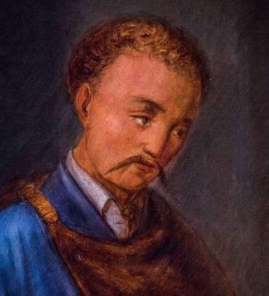 Zdjęcie nr 4: Obraz w kształcie stojącego prostokąta z przedstawieniem św. Kazimierza Jagiellończyka. Ukazany we wnętrzu kościoła święty klęczy, zwrócony w trzech czwartych w prawo, na nakrytym zielonym dywanem stopniu przed znajdującym się po prawej stronie kompozycji ołtarzem. Pozbawioną zarostu twarz charakteryzują młodzieńcze rysy i skierowany ku górze wzrok. Półdługie, jasnobrązowe włosy opadają na ramiona świętego. Ubrany jest on w szaty książęce – w jasnoczerwoną suknię z kołnierzem spiętym złotą zaponą z przedstawieniem Orła Białego na czerwonym tle oraz żółty płaszcz obszyty futrem gronostajowym. Ręce złożone są na piersiach, z czego prawą ujmuje zawieszony na szyi na złotym łańcuszku krzyżyk. U stóp świętego leży książęca mitra, głowę okala świetlisty nimb. Na nakrytej białym obrusem mensie ołtarzowej leży kwiat białej lilii, stoją dwa metalowe lichtarze oraz tabernakulum. Wyżej, pośród obłoków widoczny jest obraz Matki Boskiej Częstochowskiej. Nieco w głębi, po lewej stronie kompozycji, tuż za św. Kazimierzem stoi mężczyzna ubrany w niebieski, spięty pasem żupan oraz ze spiętym na prawym ramieniu brązowym płaszczem. Lekko pochyloną głowę charakteryzują krótkie włosy oraz twarz z długimi, spiczastymi wąsami. W ręce trzyma biało-czerwone nakrycie głowy. 
W dolnej partii obrazu, na boku mensy ołtarzowej, znajduje się sygnatura „I. M(aultz) malował / w Żywcu 1872”.