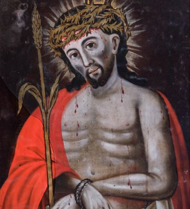 Zdjęcie nr 1: Obraz w kształcie stojącego prostokąta przedstawia półpostaciowy wizerunek Jezusa w typie Ecce Homo. Zwróconą nieznacznie w prawo sylwetkę charakteryzuje sumaryczny modelunek ciała o sinawym odcieniu karnacji. Ujętą w trzech czwartych, przechyloną w prawo głowę cechuje pociągła twarz o wyrazistych rysach z dużymi, ciemnymi oczami, długim, prostym nosem, drobnymi ustami, wydatnymi kośćmi policzkowymi oraz krótkim, czarnym zarostem. Długie, czarne, skręcone włosy opadają na barki i plecy Jezusa. Nagi tułów artykułują poziome linie żeber. Skrzyżowane ręce związane są w nadgarstkach sznurem. Biodra Jezusa osłania białe perizonium, na ramiona i plecy narzucony jest czerwony płaszcz okrywający prawą rękę. Na twarzy i ciele widoczne są drobne stróżki krwi. Głowę wieńczy korona cierniowa i okala promienisty nimb. Jezus w lewej dłoni trzyma pojedynczą trzcinę. Tło przedstawienia jest ciemne i jednolite. Obraz ujmuje profilowana, złocona rama.     