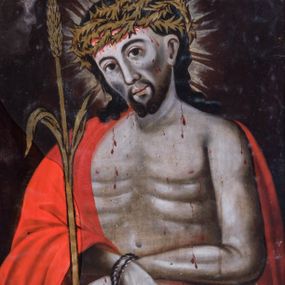 Zdjęcie nr 1: Obraz w kształcie stojącego prostokąta przedstawia półpostaciowy wizerunek Jezusa w typie Ecce Homo. Zwróconą nieznacznie w prawo sylwetkę charakteryzuje sumaryczny modelunek ciała o sinawym odcieniu karnacji. Ujętą w trzech czwartych, przechyloną w prawo głowę cechuje pociągła twarz o wyrazistych rysach z dużymi, ciemnymi oczami, długim, prostym nosem, drobnymi ustami, wydatnymi kośćmi policzkowymi oraz krótkim, czarnym zarostem. Długie, czarne, skręcone włosy opadają na barki i plecy Jezusa. Nagi tułów artykułują poziome linie żeber. Skrzyżowane ręce związane są w nadgarstkach sznurem. Biodra Jezusa osłania białe perizonium, na ramiona i plecy narzucony jest czerwony płaszcz okrywający prawą rękę. Na twarzy i ciele widoczne są drobne stróżki krwi. Głowę wieńczy korona cierniowa i okala promienisty nimb. Jezus w lewej dłoni trzyma pojedynczą trzcinę. Tło przedstawienia jest ciemne i jednolite. Obraz ujmuje profilowana, złocona rama.     
