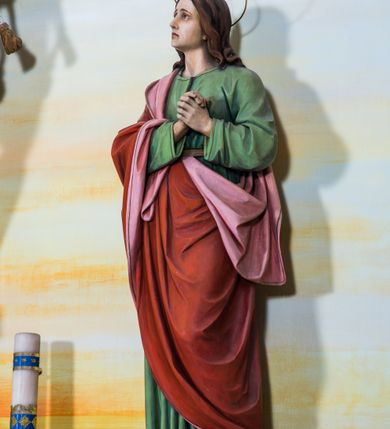 Zdjęcie nr 3: Przyścienny, architektoniczny ołtarz jednokondygnacyjny i jednoosiowy ze zwieńczeniem. Nastawa osadzona jest na cokole, w strukturze którego znajduje się prostopadłościenny ołtarz z drewnianą mensą i polichromowanym antepedium. Część środkowa retabulum, o kształcie zbliżonym do stojącego prostokąta zamkniętego trójkątnym szczytem, ujęta jest parą pilastrów osadzonych na cokołach. Zwieńczenie ołtarza przybiera formę ażurowej latarni na rzucie eliptycznym, ujętej dołem wyłamującym się gzymsem. Szczyt jest w kształcie zamkniętej, złoconej korony, wspartej na marmoryzowanych kolumienkach. Pod zwieńczenie ołtarza podwieszone jest złocone paludamentum podwiązane w górnych narożach części środkowej retabulum oraz podtrzymywane przez parę puttów i kaskadowo opadające wzdłuż pilastrów. Jego obrzeża zdobi frędzla oraz chwosty. Dodatkowo strukturę w górnej partii ołtarza zdobią: pośrodku motyw promienistej glorii z monogramem IHS z krzyżem i gorejącym sercem oraz motywy kogucich grzebieni po bokach. Pilastry zwieńczone są figurkami aniołów trzymających lichtarze, antepedium zdobi polichromowany motyw gorejącego serca Jezusa ujęty promienistą glorią oraz kłosami zbóż i gałązkami winnej latorośli, wraz z symbolami narzędzi męki Pańskiej (od lewej: kolumna biczowania i bicze, kogut, dzban z misą, młotek, obcęgi, gwoździe, lampa, rękawica, maczuga, miecz, kości do gry, trzciny, gąbka i włócznia). Pole środkowe, ujęte profilowaną, złoconą ramą, jest w kształcie leżącego prostokąta zamkniętego łukiem półkolistym. Zawiera rzeźbiarskie przedstawienie Ukrzyżowania z krucyfiksem ujętym po bokach parą figur asystencyjnych – Matki Boskiej i św. Jana Ewangelisty, ustawionych na cokołach. 
Struktura ołtarza jest utrzymana w odcieniu kremowym, partie detalu architektonicznego oraz ornamentyka są złocone i marmoryzowane w odcieniach brązu. 
 