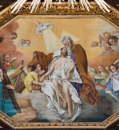 Zdjęcie nr 4: Ołtarz drewniany, architektoniczny, trójosiowy, jednokondygnacyjny ze zwieńczeniem usytuowany w połowie prezbiterium, na całej jego szerokości. Ołtarz prostopadłościenny z drewnianą mensą. Tabernakulum jest trójosiowe, osadzone na podwójnym cokole, zryzalitowane w części środkowej, podzielone kompozytowymi kolumnami, podtrzymującymi wyłamujące się nad nimi belkowanie z przerwanym przyczółkiem pośrodku. W części środkowej ruchomy tron wystawienia, wieloboczny, z rytymi literami IHS na tle glorii promienistej w jednej części i gałązkami z kwiatami w drugiej. Retabulum osadzone na wysokim cokole, z bramkami po bokach zamkniętymi łukami dwuramiennymi. Na dwiczkach malowane wizerunki św. Piotra po prawej i św. Pawła po lewej stronie. Część środkową retabulum ujmują dwie pary kompozytowych pilastrów o kanelowanych trzonech, z których środkowe cofnięte, podtrzymują przełamujące się nad nimi belkowanie i przerwany przyczółek. Zwieńczenie jest ujęte kanelowanymi pilastrami kompozytowymi z naczółkami oraz para ażurowych, ornamentacyjnych uszaków. W części środkowej jest wnęka w kształcie pionowego prostokąta zamkniętego łukiem półkolistym z rzeźbiarską grupą Ukrzyżowania z Matką Boską i św. Janem. W zwieńczeniu jest obraz „Pietas Domini" w sześciobocznej ramie. W osiach bocznych nastawy znajdują się ażurowe arkady z malowanymi wizerunkami Chrystusa u słupa i Ecce Homo. Osie zwieńczone są półkolistymi przyczółkami. W osiach bocznych przeszklone galoty z kompozycją wykonaną z tkanin oraz srebrnych i złotych nici. Dekorację ornamentalną ołtarza i tabernakulum stanowią liście akantu, girlandy i rozety. Struktura utrzymana jest w kolorze brązowym, ornamentyka i detal architektoniczy są złocone. 