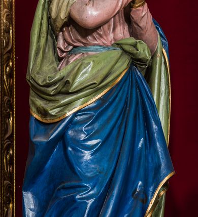 Zdjęcie nr 6: Ołtarz drewniany, architektoniczny, trójosiowy, jednokondygnacyjny ze zwieńczeniem usytuowany w połowie prezbiterium, na całej jego szerokości. Ołtarz prostopadłościenny z drewnianą mensą. Tabernakulum jest trójosiowe, osadzone na podwójnym cokole, zryzalitowane w części środkowej, podzielone kompozytowymi kolumnami, podtrzymującymi wyłamujące się nad nimi belkowanie z przerwanym przyczółkiem pośrodku. W części środkowej ruchomy tron wystawienia, wieloboczny, z rytymi literami IHS na tle glorii promienistej w jednej części i gałązkami z kwiatami w drugiej. Retabulum osadzone na wysokim cokole, z bramkami po bokach zamkniętymi łukami dwuramiennymi. Na dwiczkach malowane wizerunki św. Piotra po prawej i św. Pawła po lewej stronie. Część środkową retabulum ujmują dwie pary kompozytowych pilastrów o kanelowanych trzonech, z których środkowe cofnięte, podtrzymują przełamujące się nad nimi belkowanie i przerwany przyczółek. Zwieńczenie jest ujęte kanelowanymi pilastrami kompozytowymi z naczółkami oraz para ażurowych, ornamentacyjnych uszaków. W części środkowej jest wnęka w kształcie pionowego prostokąta zamkniętego łukiem półkolistym z rzeźbiarską grupą Ukrzyżowania z Matką Boską i św. Janem. W zwieńczeniu jest obraz „Pietas Domini" w sześciobocznej ramie. W osiach bocznych nastawy znajdują się ażurowe arkady z malowanymi wizerunkami Chrystusa u słupa i Ecce Homo. Osie zwieńczone są półkolistymi przyczółkami. W osiach bocznych przeszklone galoty z kompozycją wykonaną z tkanin oraz srebrnych i złotych nici. Dekorację ornamentalną ołtarza i tabernakulum stanowią liście akantu, girlandy i rozety. Struktura utrzymana jest w kolorze brązowym, ornamentyka i detal architektoniczy są złocone. 